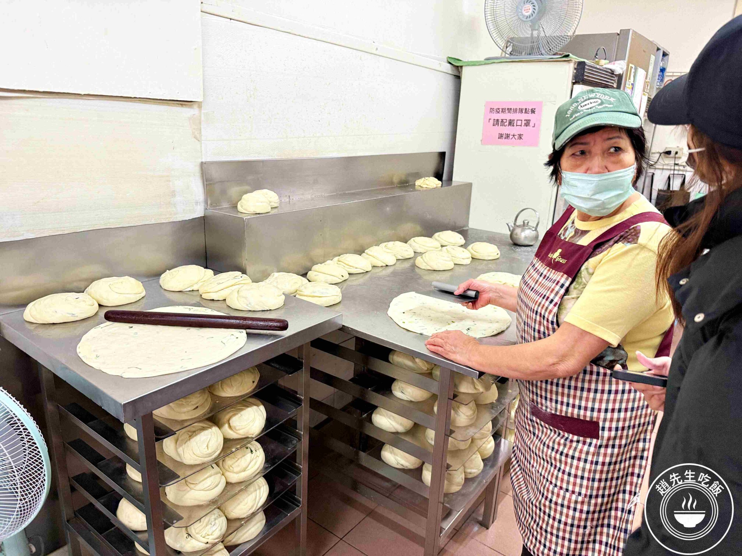 【天母美食】忠誠山東蔥油餅，此燈亮有餅傳奇老店，在地人從小吃到大推薦(菜單) @趙先生吃飯