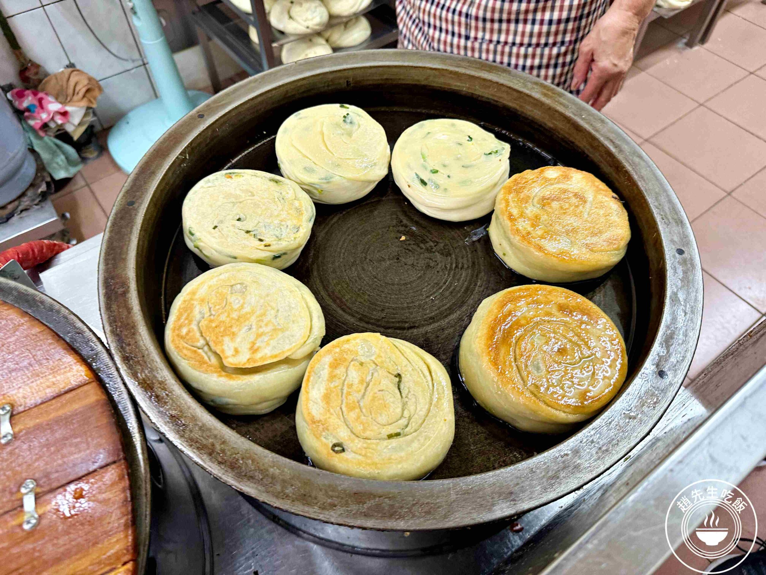 【天母美食】忠誠山東蔥油餅，此燈亮有餅傳奇老店，在地人從小吃到大推薦(菜單) @趙先生吃飯