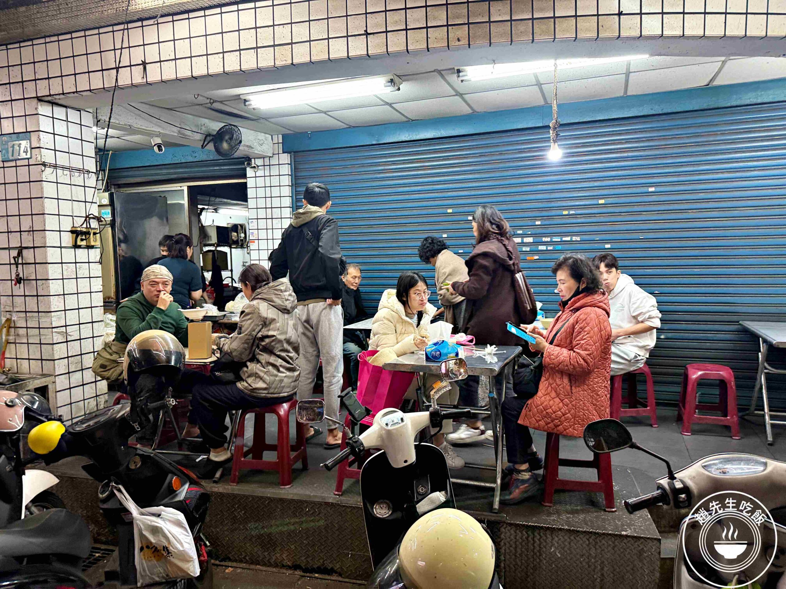 【新莊美食】黑豬肉水餃，一顆4元，內餡意外香甜好吃，酸辣湯也推薦推薦(菜單) @趙先生吃飯