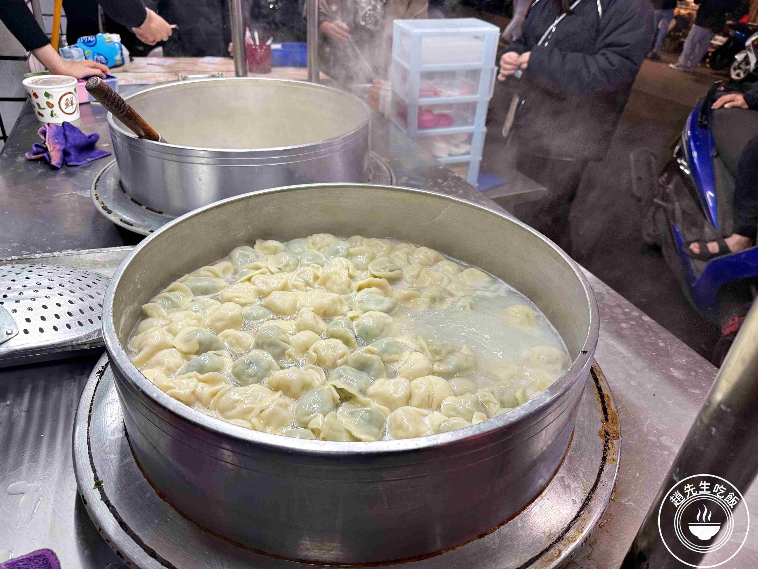 【新莊美食】黑豬肉水餃，一顆4元，內餡意外香甜好吃，酸辣湯也推薦推薦(菜單) @趙先生吃飯