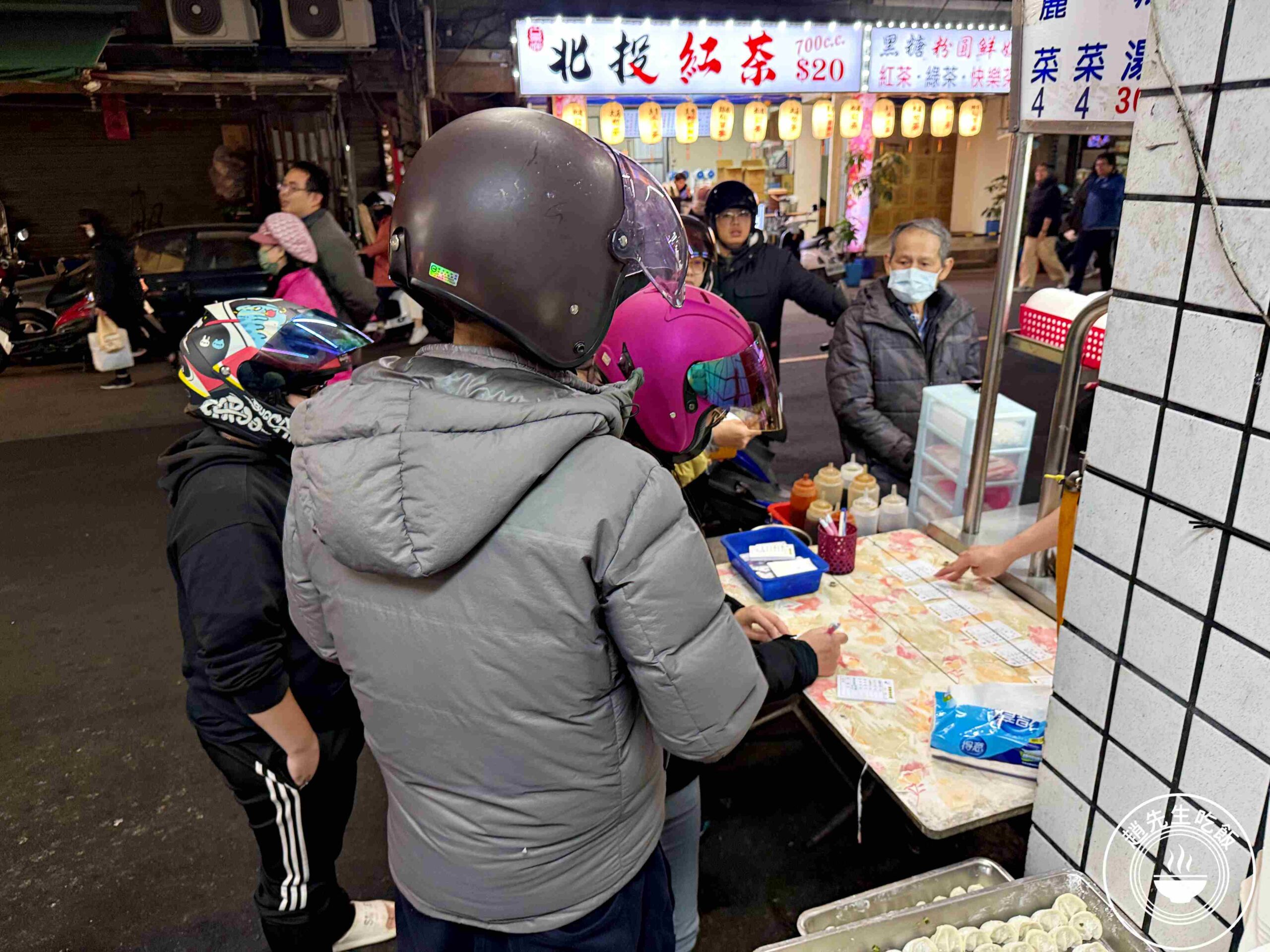 【新莊美食】黑豬肉水餃，一顆4元，內餡意外香甜好吃，酸辣湯也推薦推薦(菜單) @趙先生吃飯
