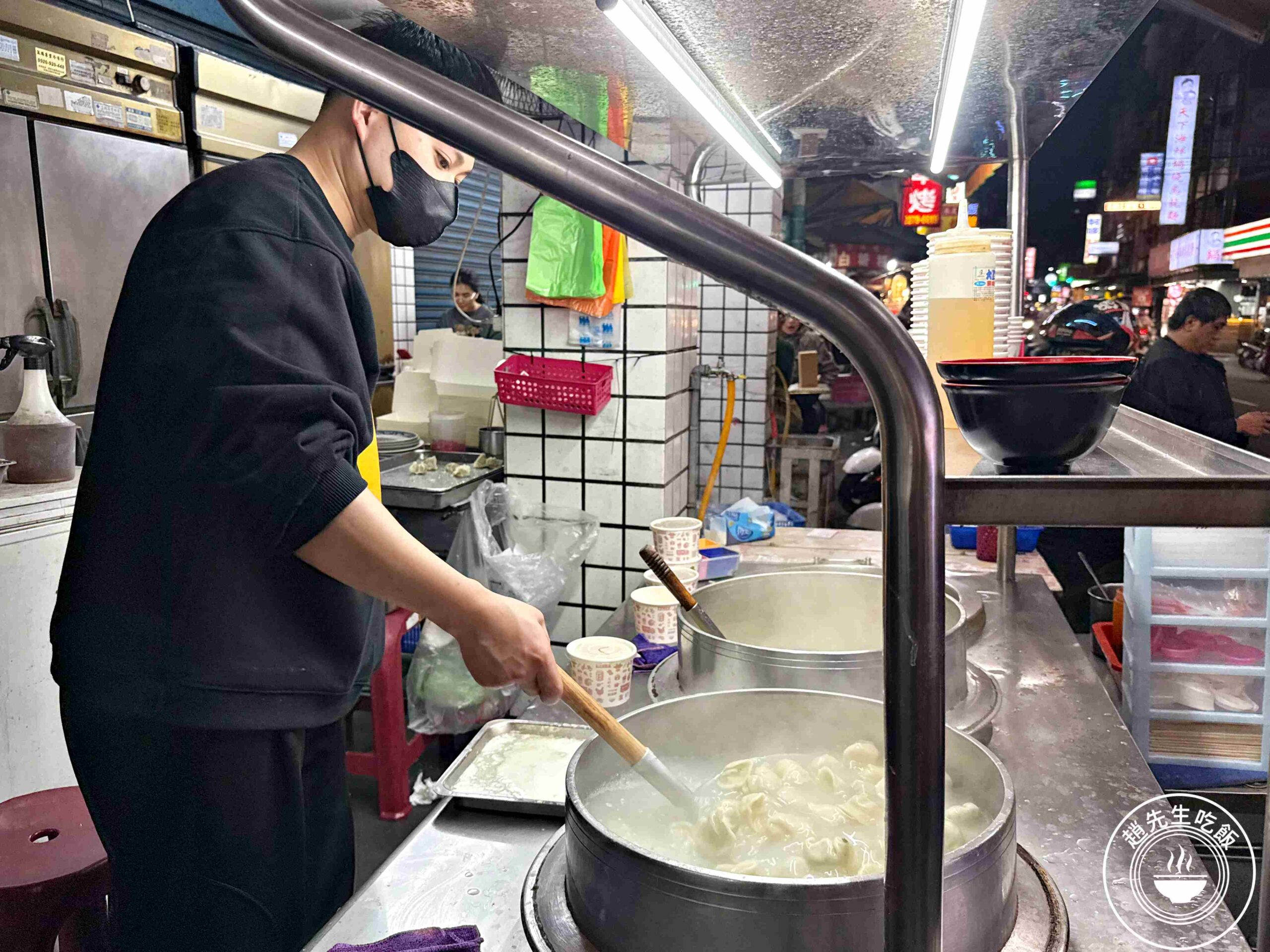 【新莊美食】黑豬肉水餃，一顆4元，內餡意外香甜好吃，酸辣湯也推薦推薦(菜單) @趙先生吃飯