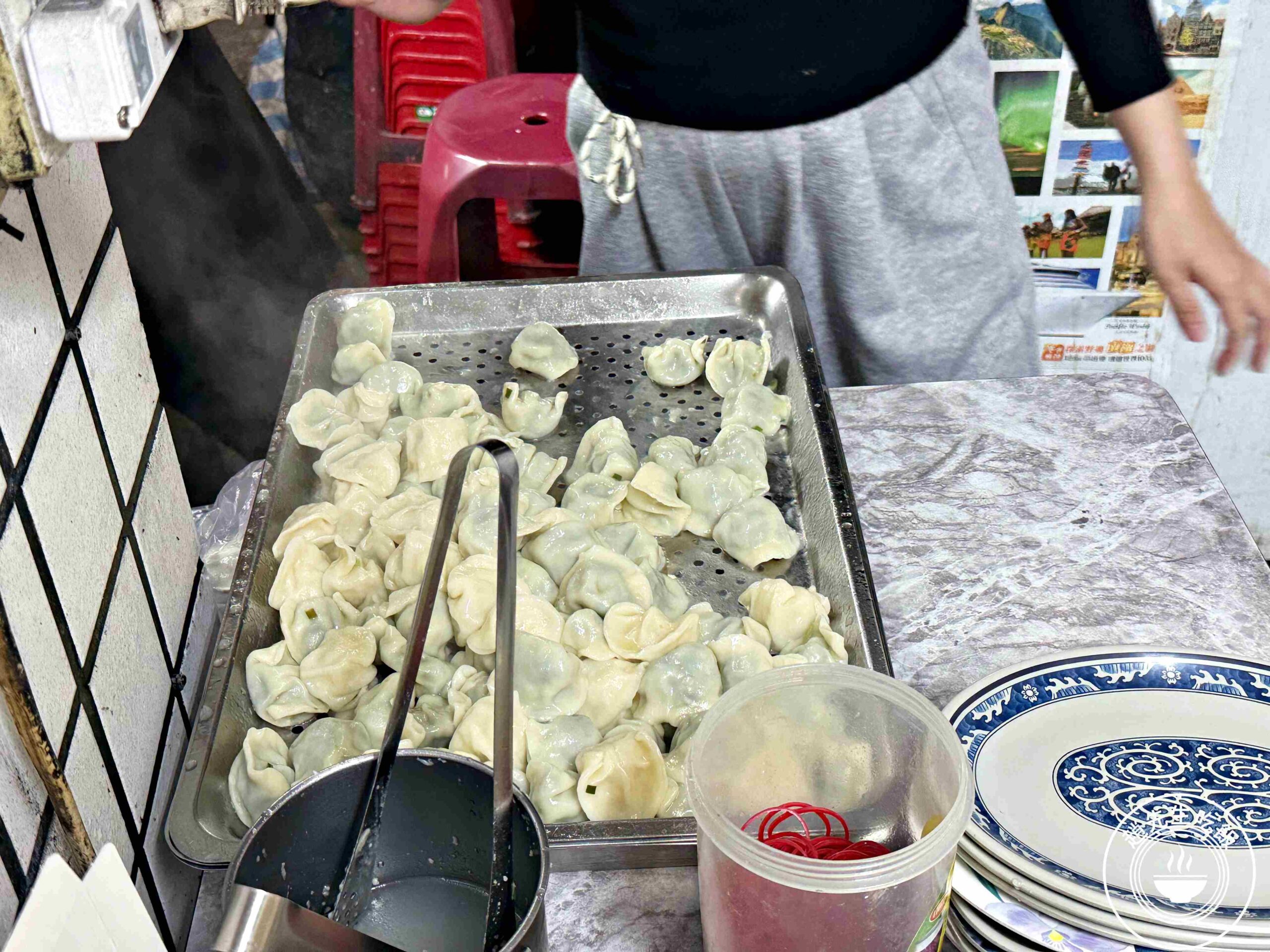 【新莊美食】黑豬肉水餃，一顆4元，內餡意外香甜好吃，酸辣湯也推薦推薦(菜單) @趙先生吃飯