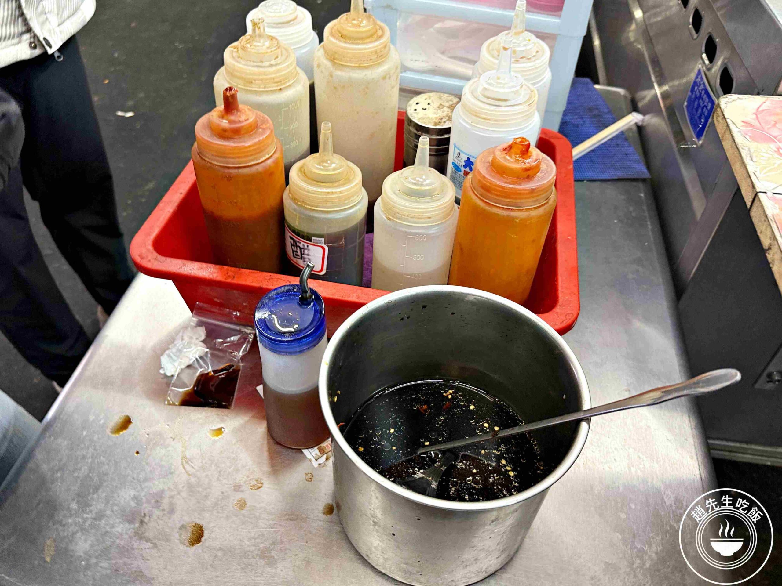 【新莊美食】黑豬肉水餃，一顆4元，內餡意外香甜好吃，酸辣湯也推薦推薦(菜單) @趙先生吃飯