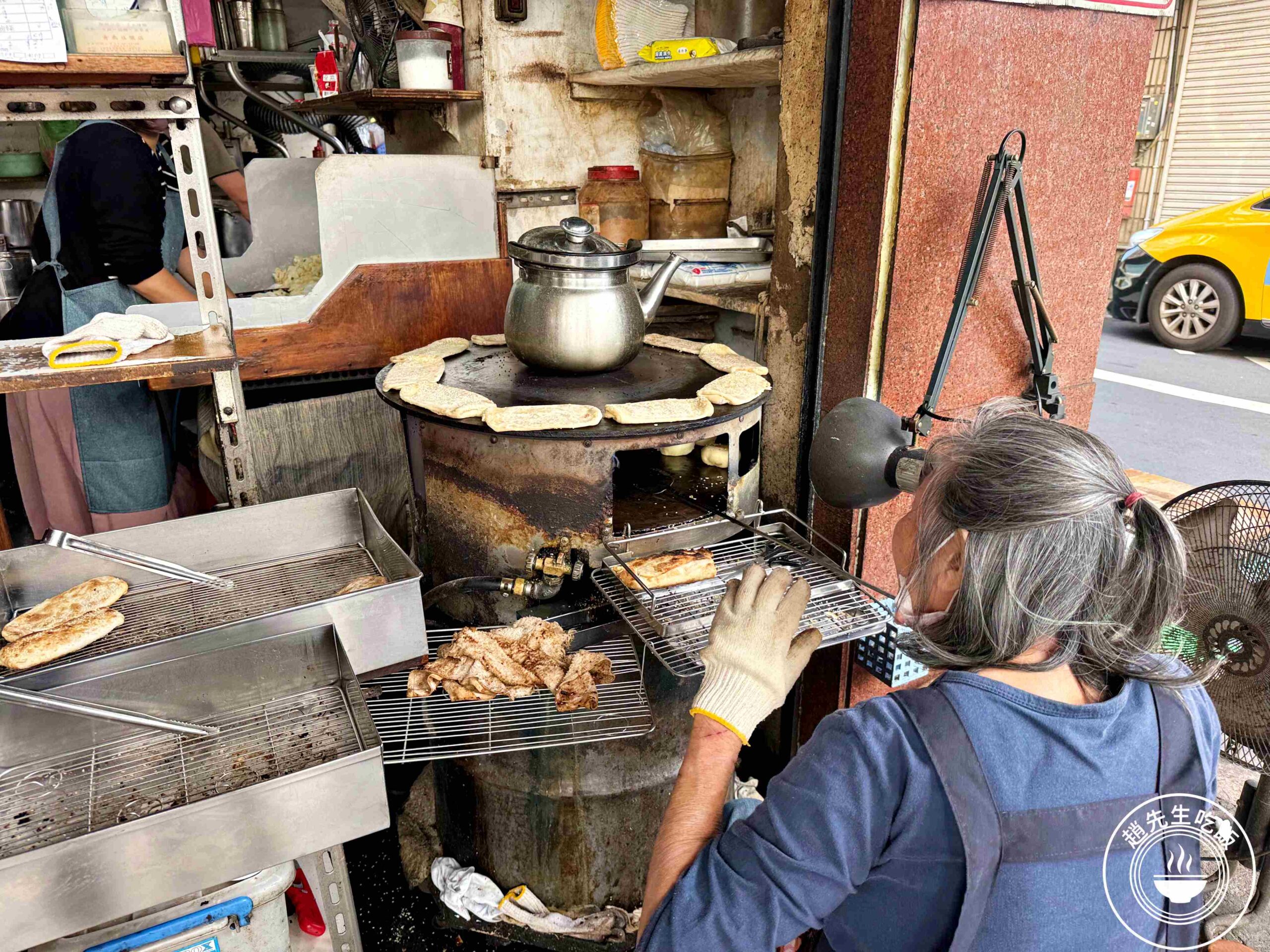 【東門美食】青島豆漿店，爐火炭烤早餐，肉餅、燒餅、韭菜盒噴汁真的厲害(菜單) @趙先生吃飯