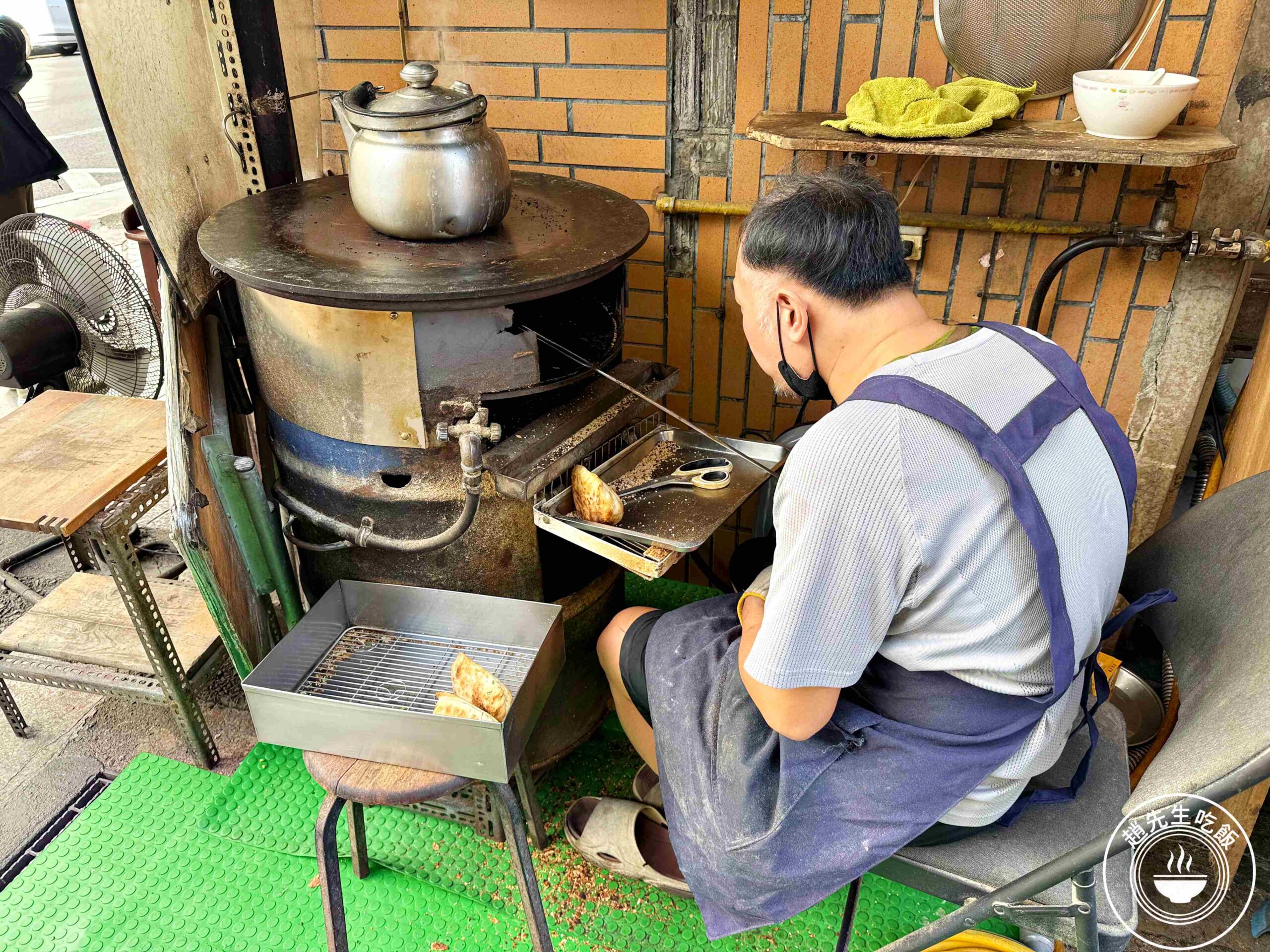 【東門美食】青島豆漿店，爐火炭烤早餐，肉餅、燒餅、韭菜盒噴汁真的厲害(菜單) @趙先生吃飯