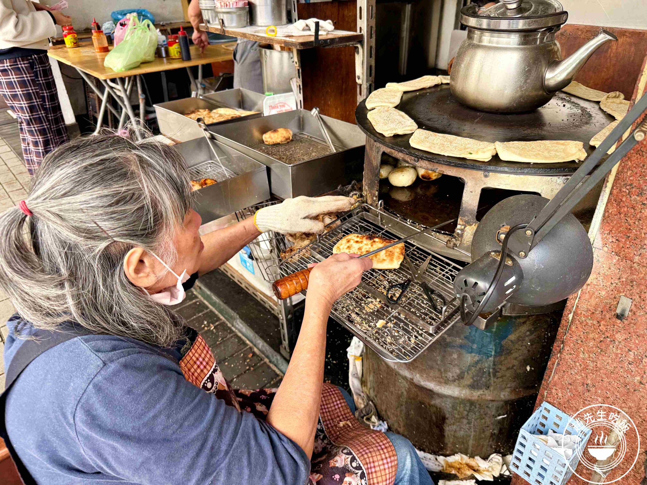 【東門美食】青島豆漿店，爐火炭烤早餐，肉餅、燒餅、韭菜盒噴汁真的厲害(菜單) @趙先生吃飯