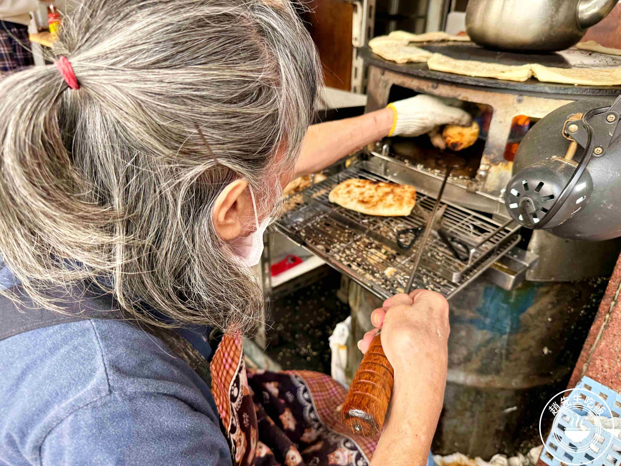 【東門美食】青島豆漿店，爐火炭烤早餐，肉餅、燒餅、韭菜盒噴汁真的厲害(菜單) @趙先生吃飯