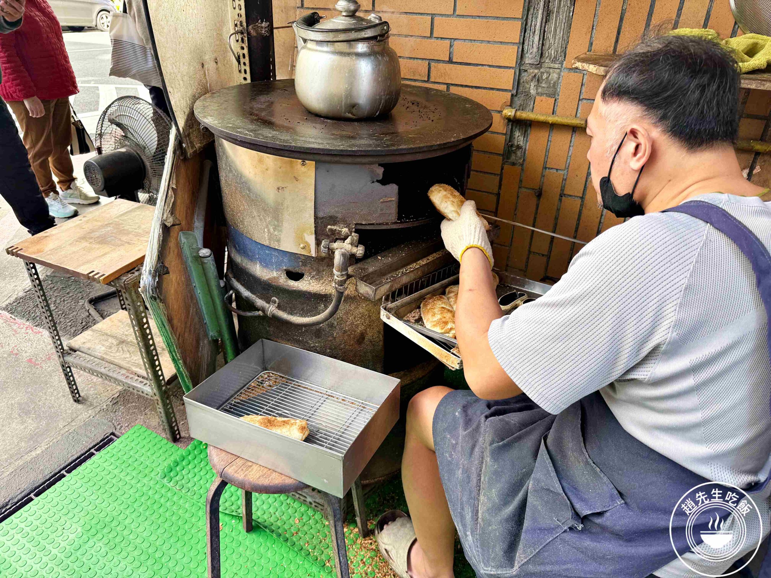 【東門美食】青島豆漿店，爐火炭烤早餐，肉餅、燒餅、韭菜盒噴汁真的厲害(菜單) @趙先生吃飯