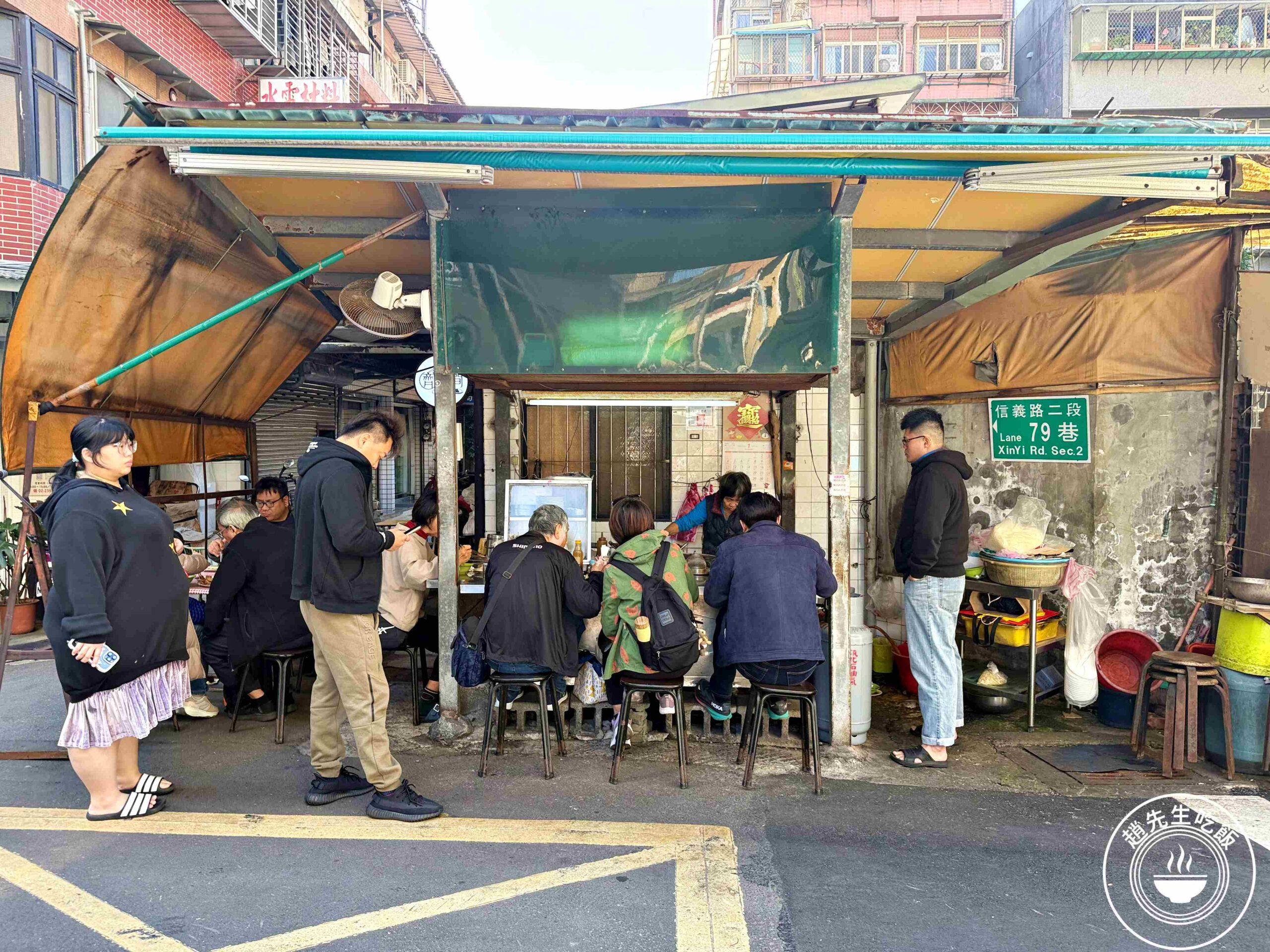 【東門美食】無名米粉湯，巷弄內無招牌40年老店，神祕鐵皮屋便宜小吃推薦(菜單) @趙先生吃飯