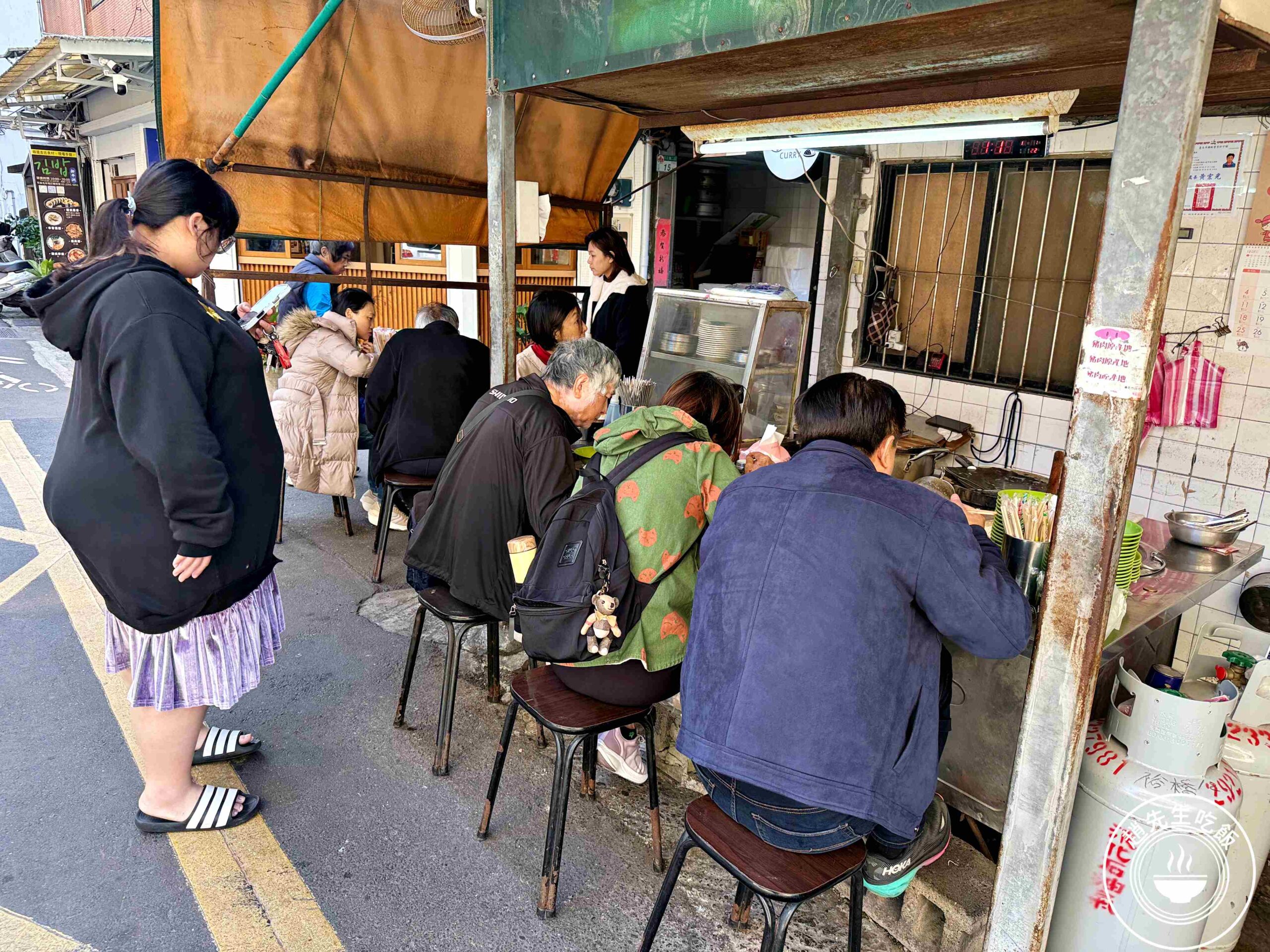 【東門美食】無名米粉湯，巷弄內無招牌40年老店，神祕鐵皮屋便宜小吃推薦(菜單) @趙先生吃飯