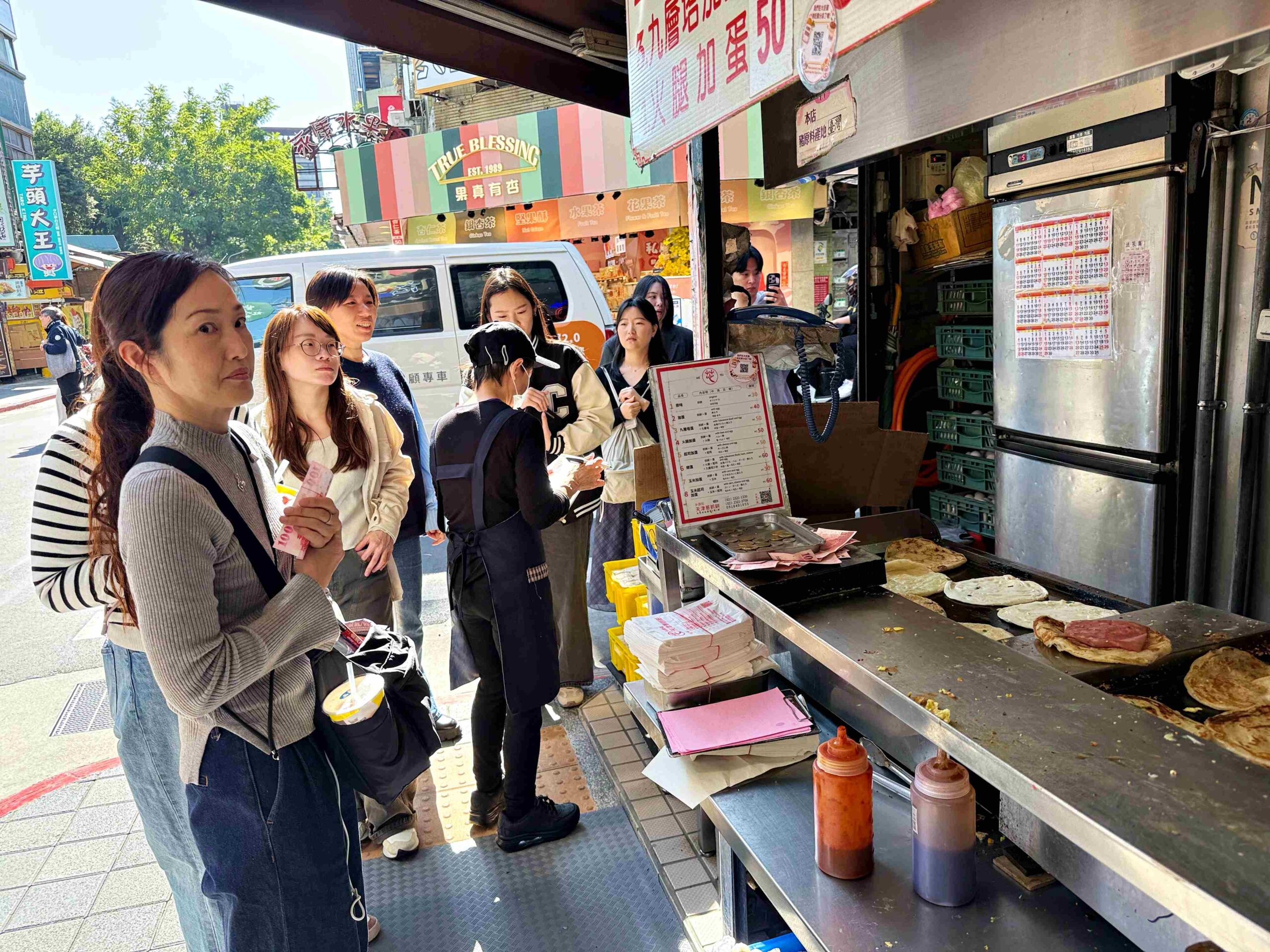 【永康街美食】天津蔥抓餅，排隊名店超強好吃只要30元，很多人一次買10份推薦(菜單) @趙先生吃飯