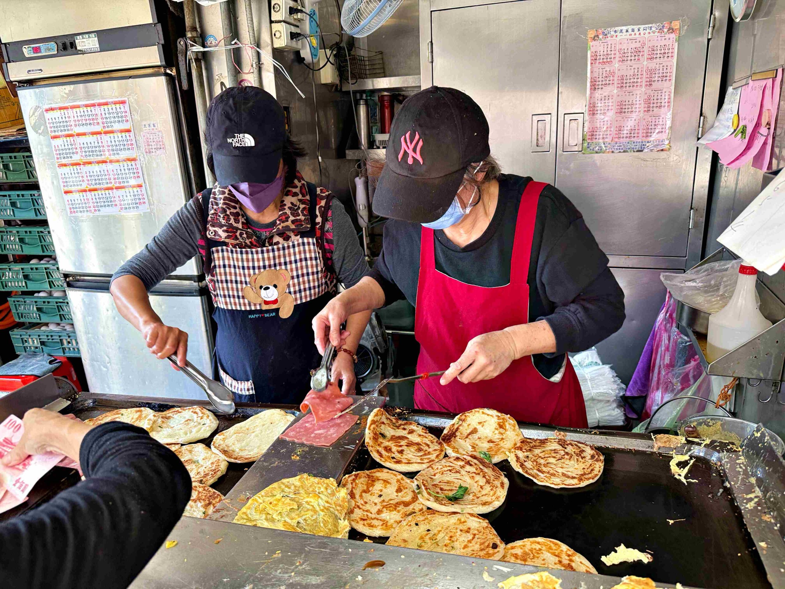 【永康街美食】天津蔥抓餅，排隊名店超強好吃只要30元，很多人一次買10份推薦(菜單) @趙先生吃飯