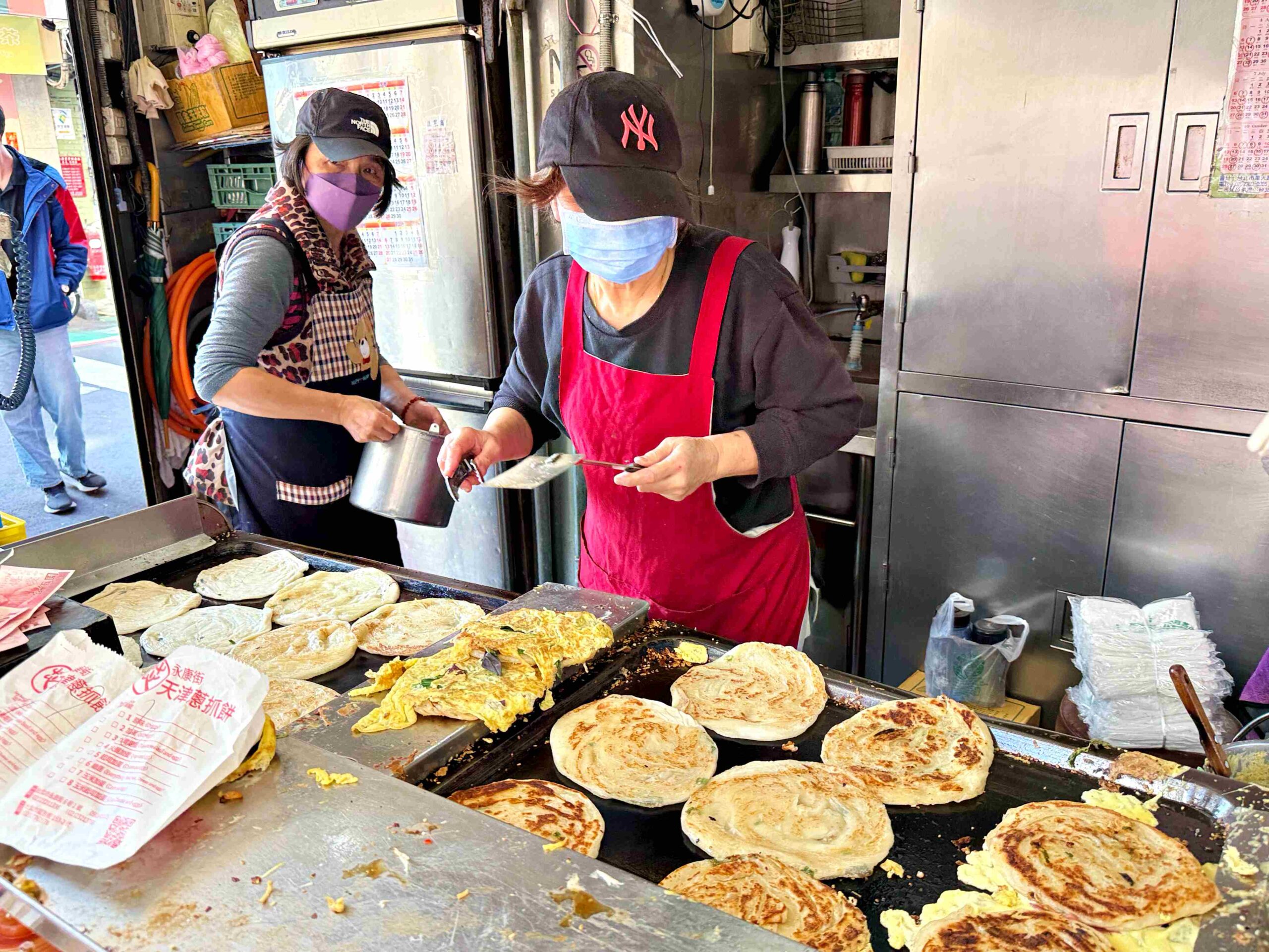 【永康街美食】天津蔥抓餅，排隊名店超強好吃只要30元，很多人一次買10份推薦(菜單) @趙先生吃飯