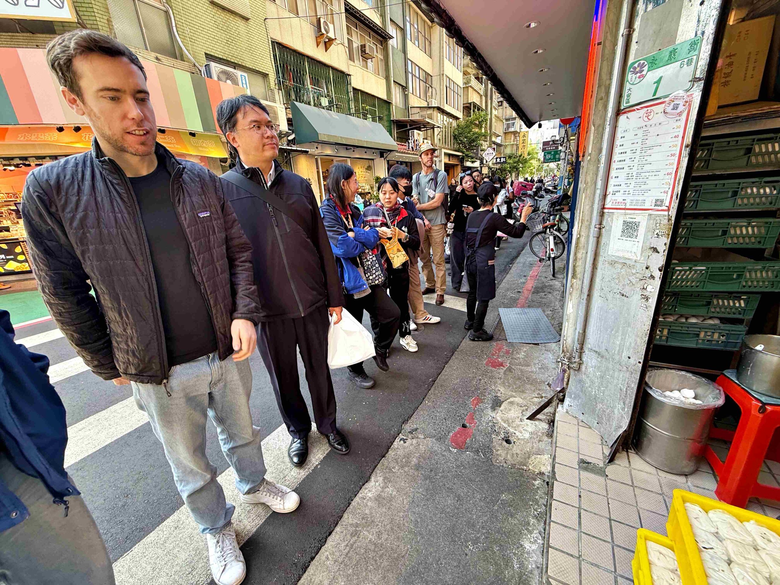 【永康街美食】天津蔥抓餅，排隊名店超強好吃只要30元，很多人一次買10份推薦(菜單) @趙先生吃飯