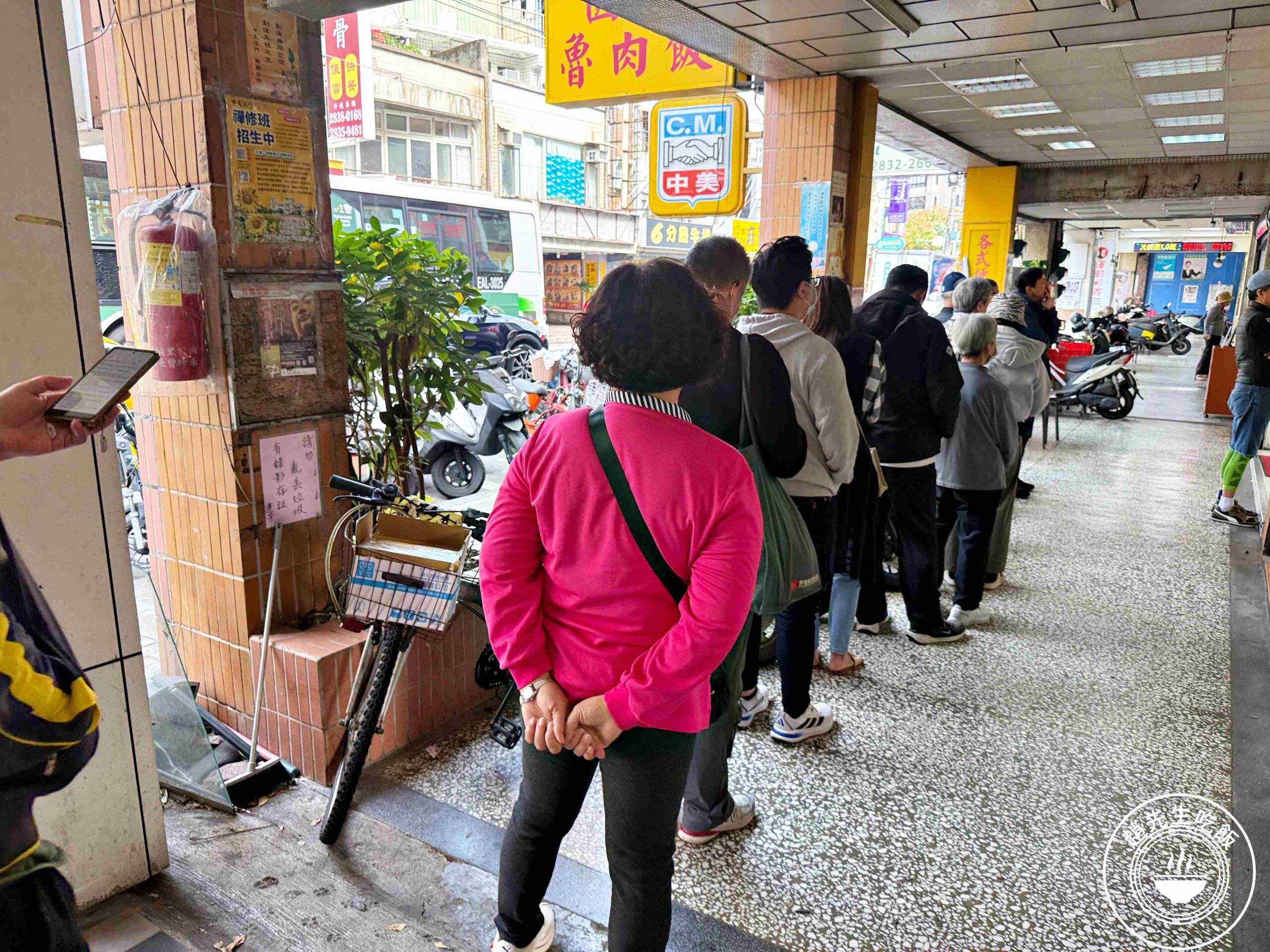 【天母美食】圓環魯肉飯，還沒開店就排隊！近千則評論的在地知名便當推薦(菜單) @趙先生吃飯