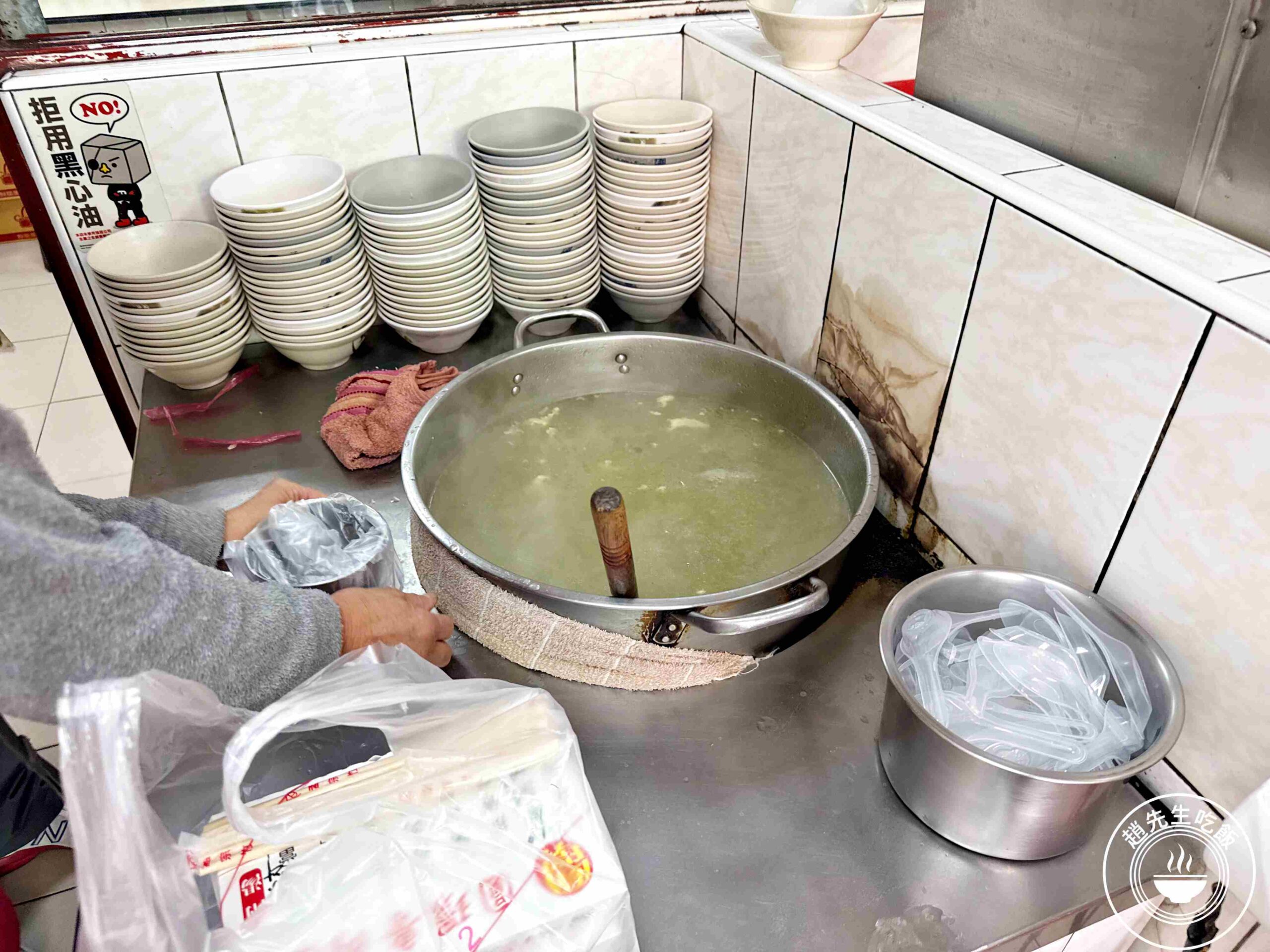 【天母美食】圓環魯肉飯，還沒開店就排隊！近千則評論的在地知名便當推薦(菜單) @趙先生吃飯