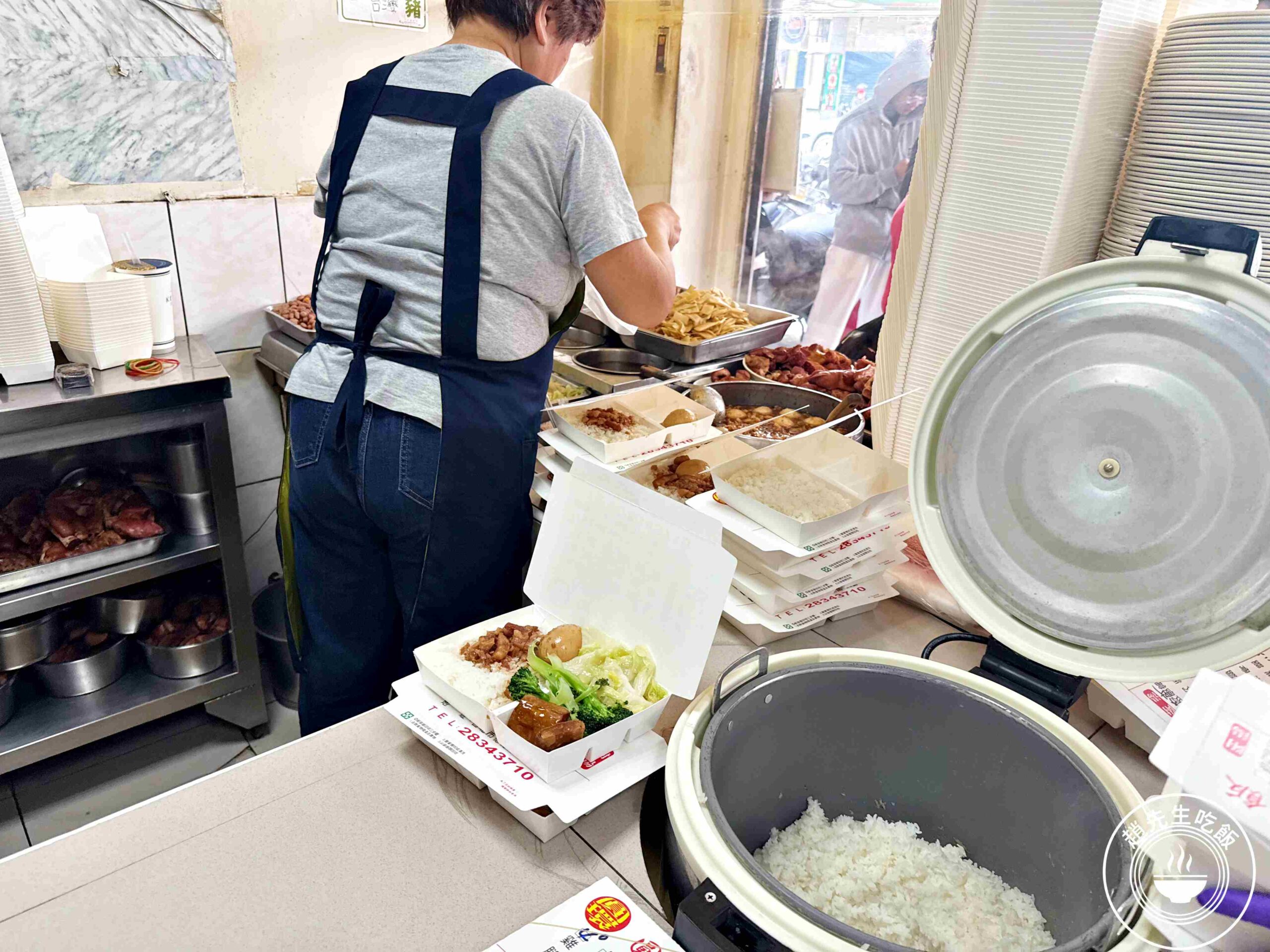 【天母美食】圓環魯肉飯，還沒開店就排隊！近千則評論的在地知名便當推薦(菜單) @趙先生吃飯