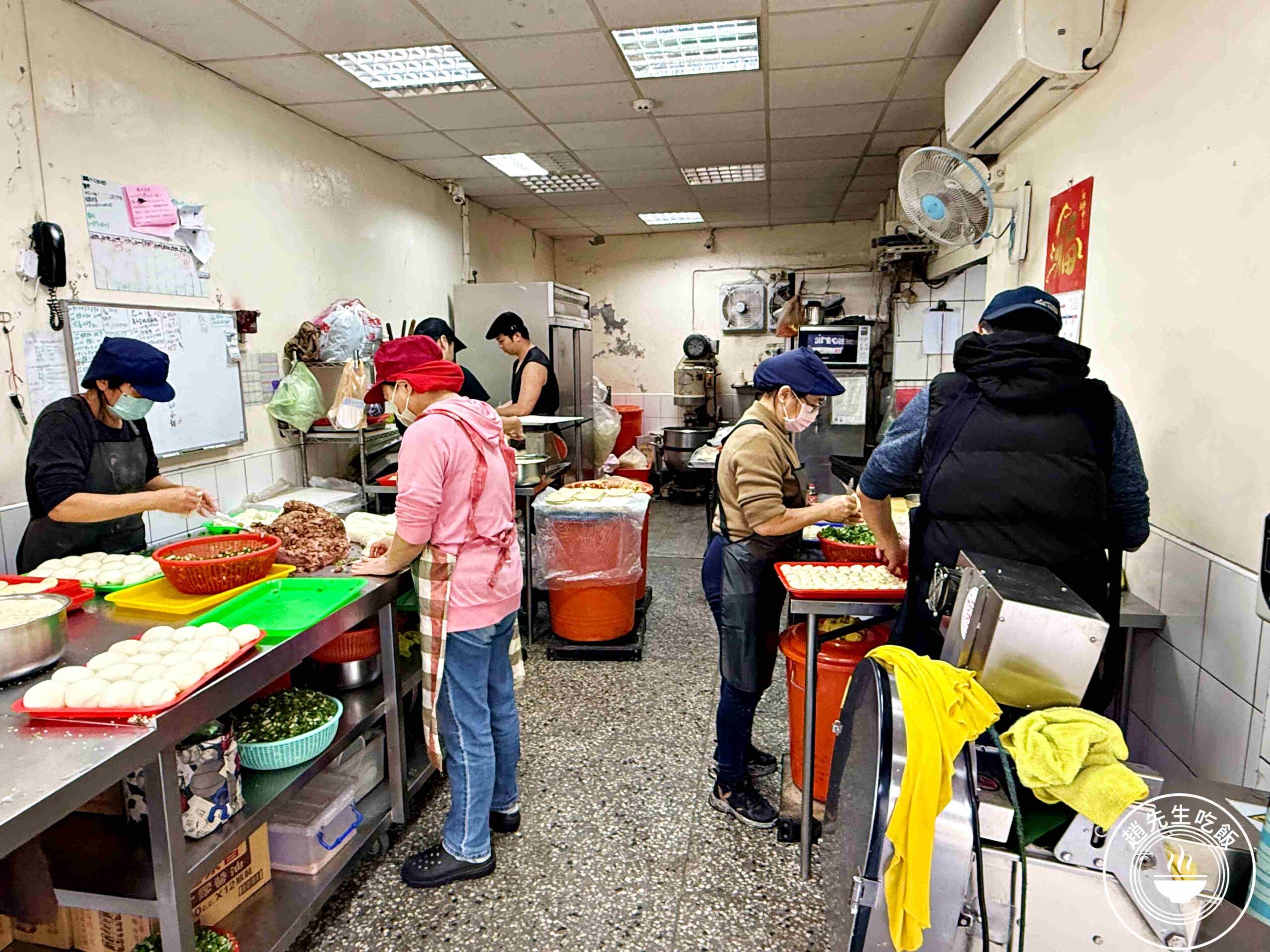 【南港美食】南港老張炭烤燒餅店，15元酥餅銅板價必吃，胡椒餅多肉又多汁推薦(菜單) @趙先生吃飯
