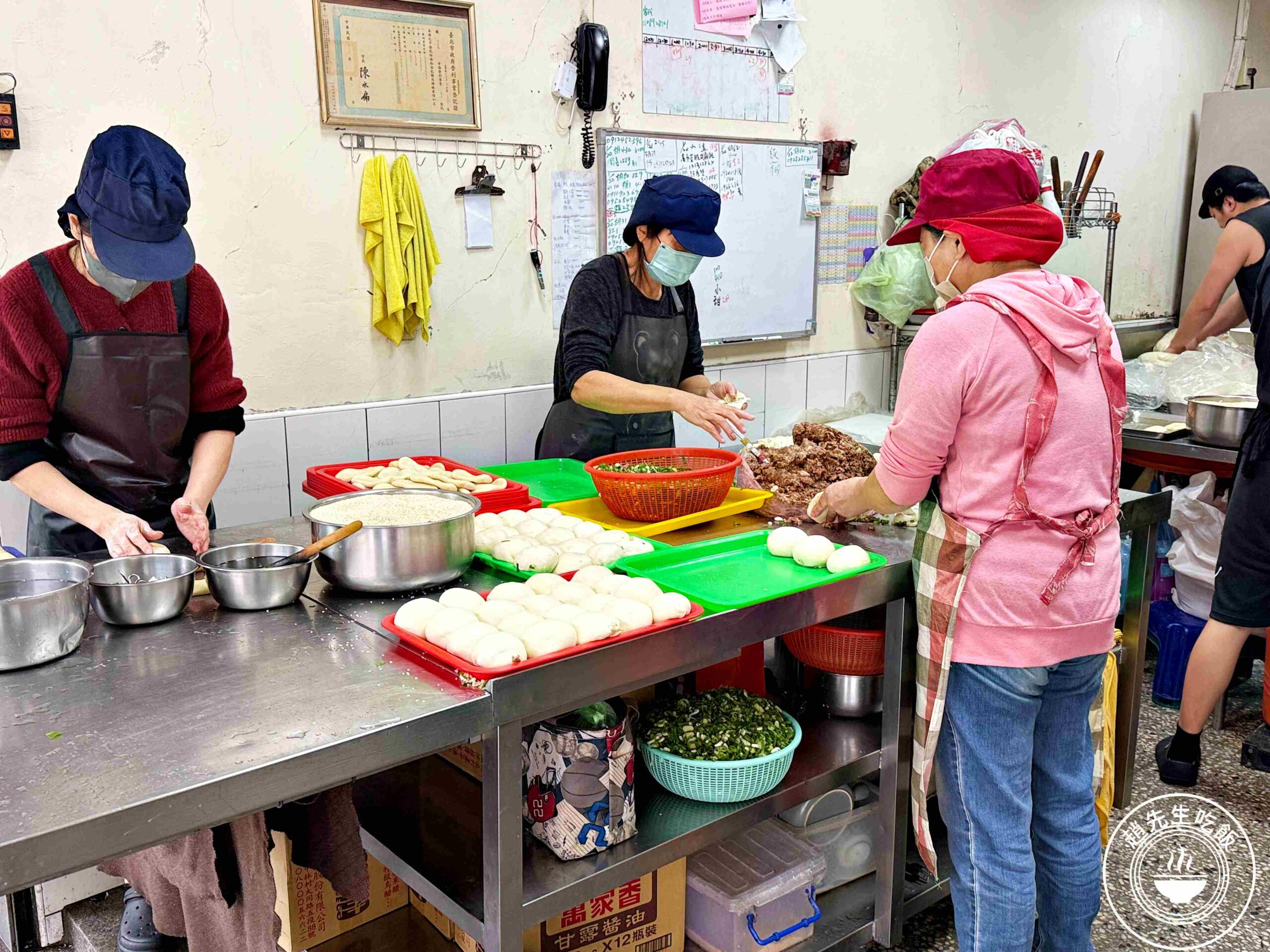 【南港美食】南港老張炭烤燒餅店，15元酥餅銅板價必吃，胡椒餅多肉又多汁推薦(菜單) @趙先生吃飯