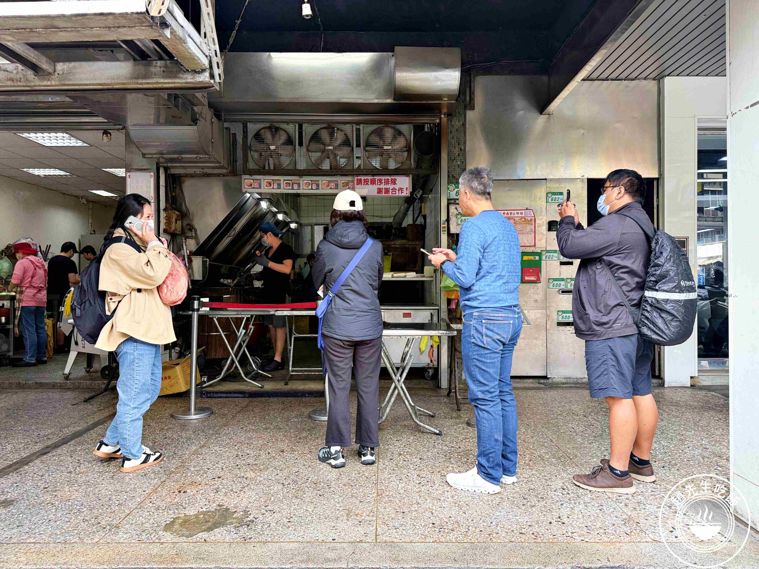 【南港美食】南港老張炭烤燒餅店，15元酥餅銅板價必吃，胡椒餅多肉又多汁推薦(菜單) @趙先生吃飯