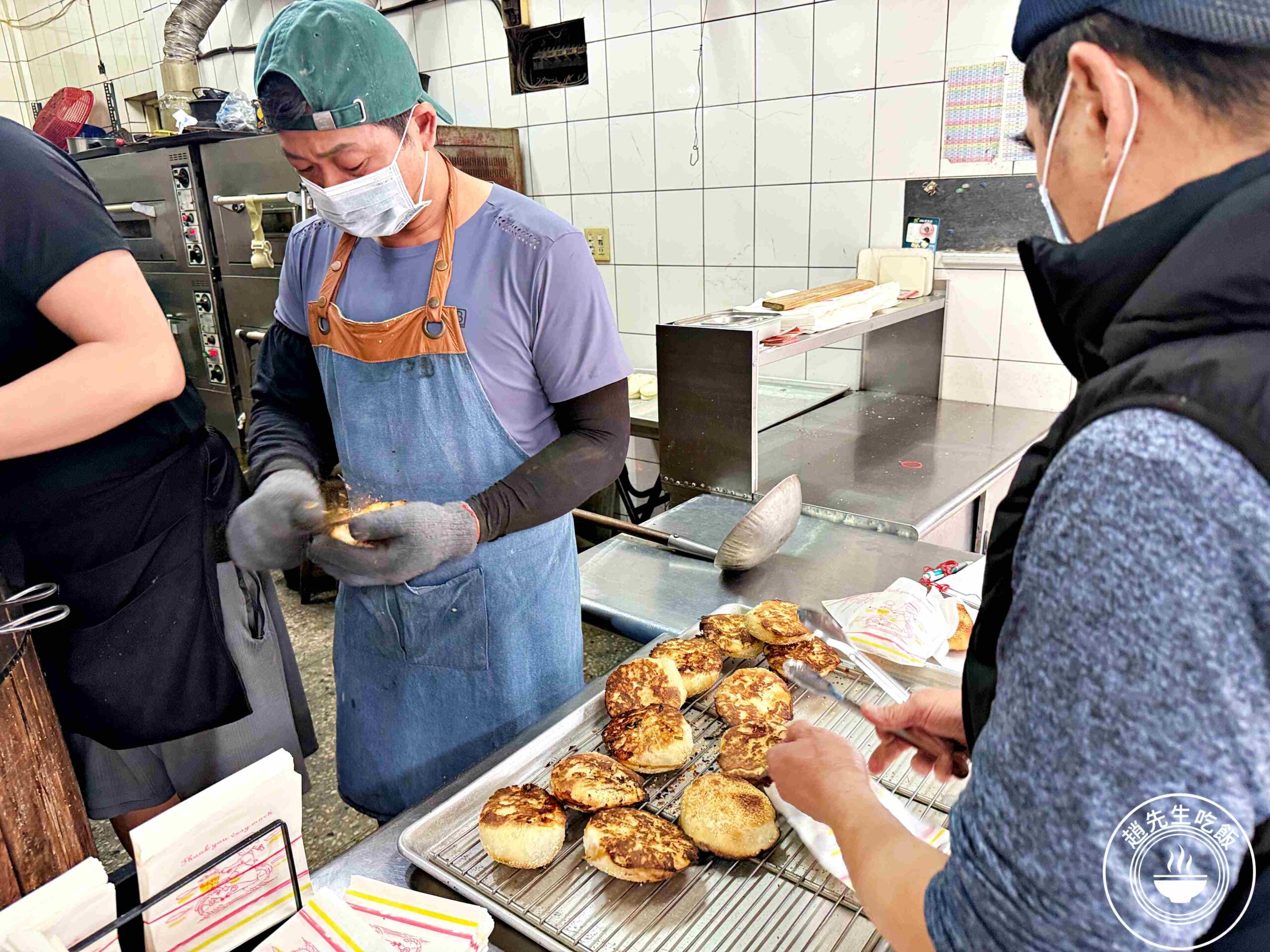 【南港美食】南港老張炭烤燒餅店，15元酥餅銅板價必吃，胡椒餅多肉又多汁推薦(菜單) @趙先生吃飯
