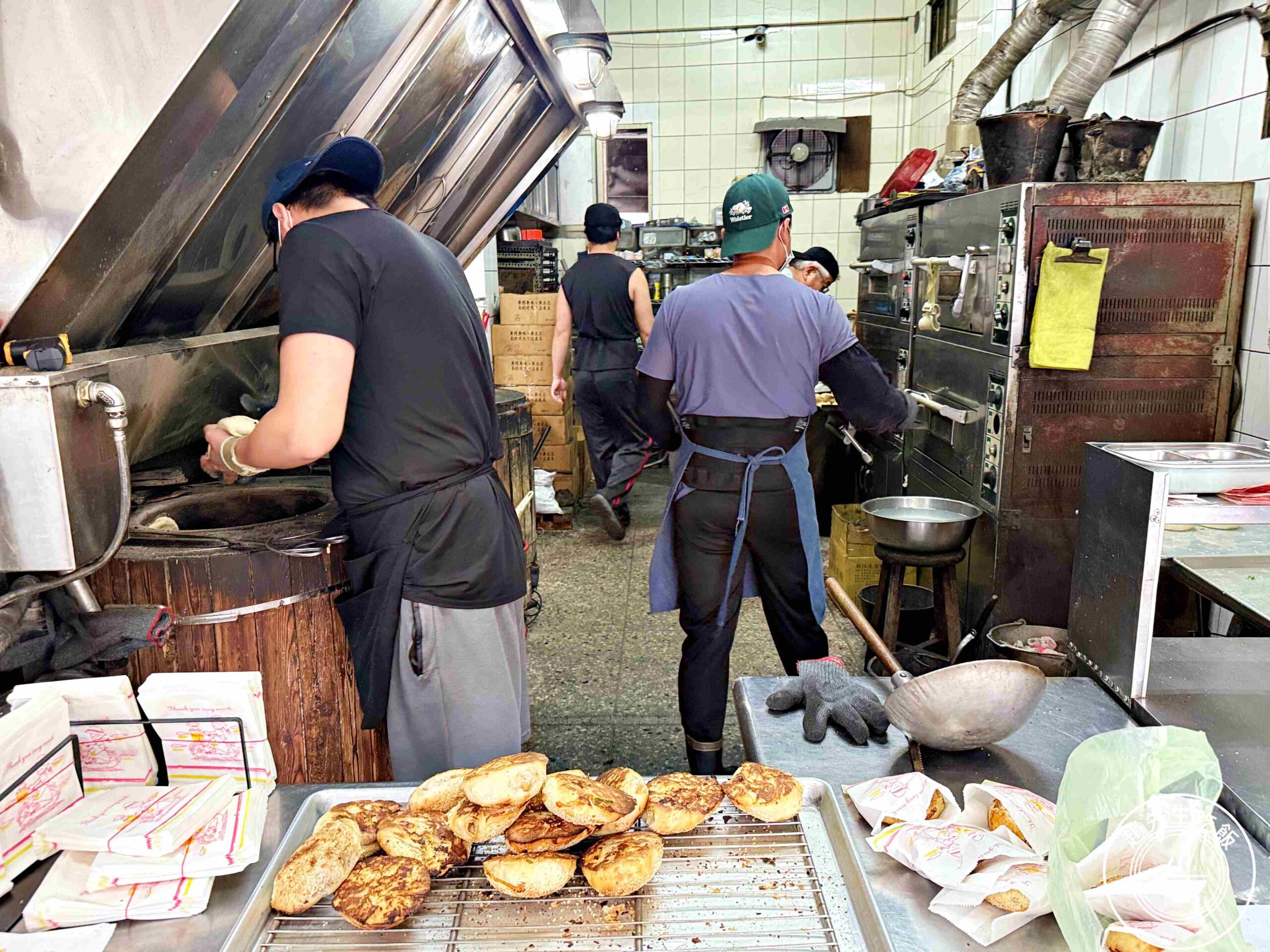 【南港美食】南港老張炭烤燒餅店，15元酥餅銅板價必吃，胡椒餅多肉又多汁推薦(菜單) @趙先生吃飯