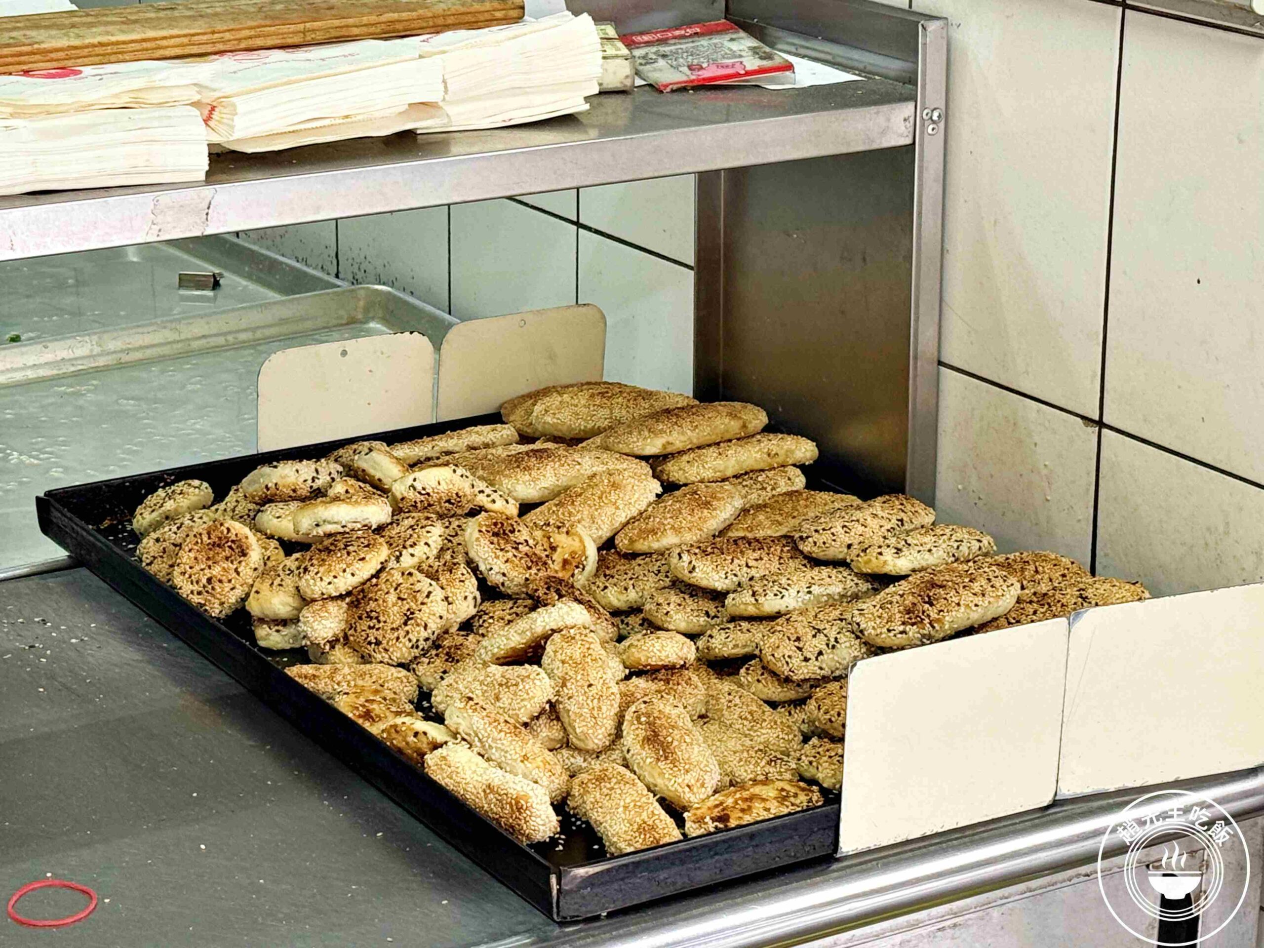 【南港美食】南港老張炭烤燒餅店，15元酥餅銅板價必吃，胡椒餅多肉又多汁推薦(菜單) @趙先生吃飯