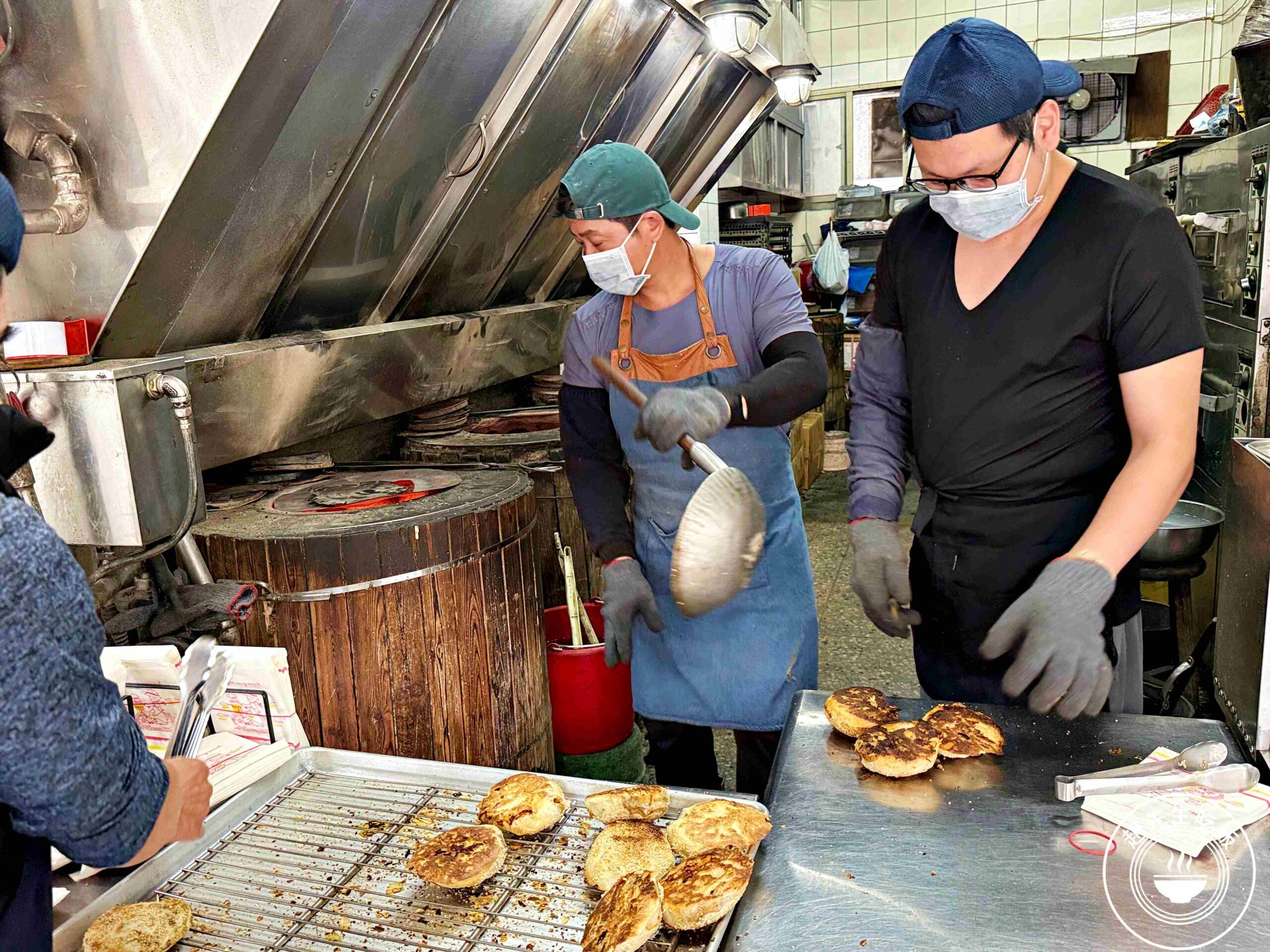 【南港美食】南港老張炭烤燒餅店，15元酥餅銅板價必吃，胡椒餅多肉又多汁推薦(菜單) @趙先生吃飯