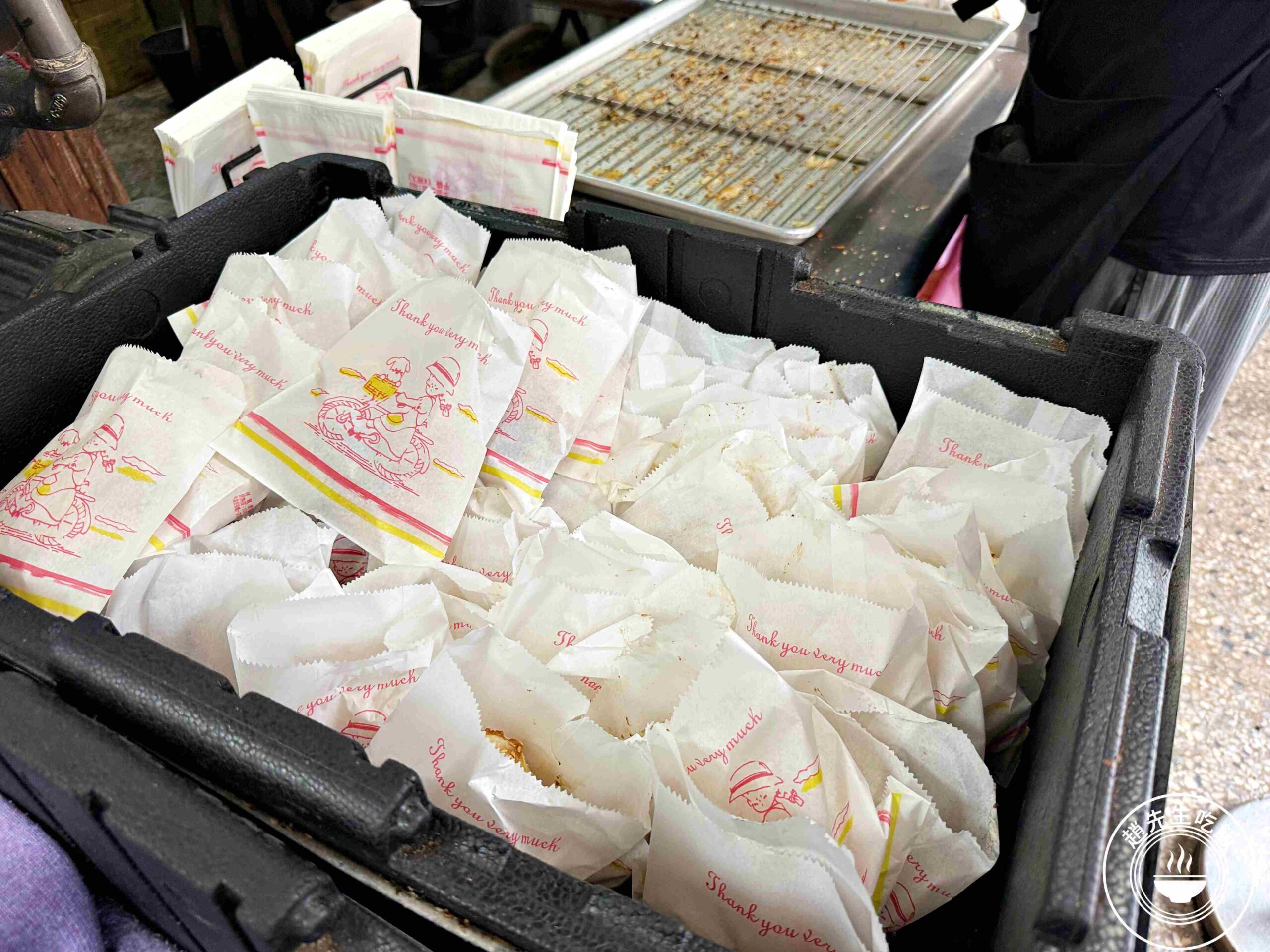 【南港美食】南港老張炭烤燒餅店，15元酥餅銅板價必吃，胡椒餅多肉又多汁推薦(菜單) @趙先生吃飯