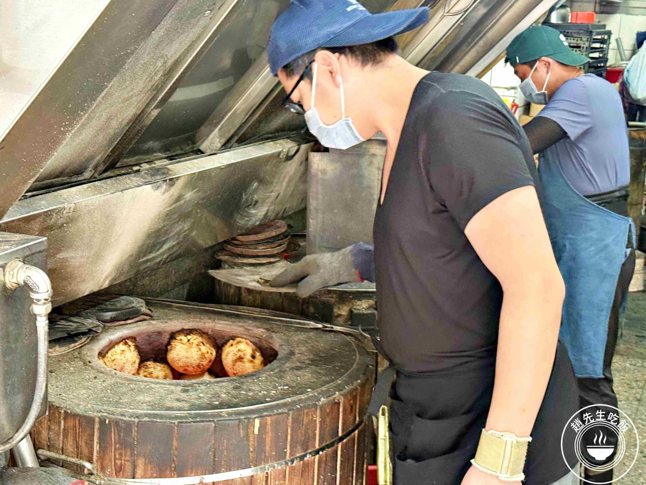 【南港美食】南港老張炭烤燒餅店，15元酥餅銅板價必吃，胡椒餅多肉又多汁推薦(菜單) @趙先生吃飯