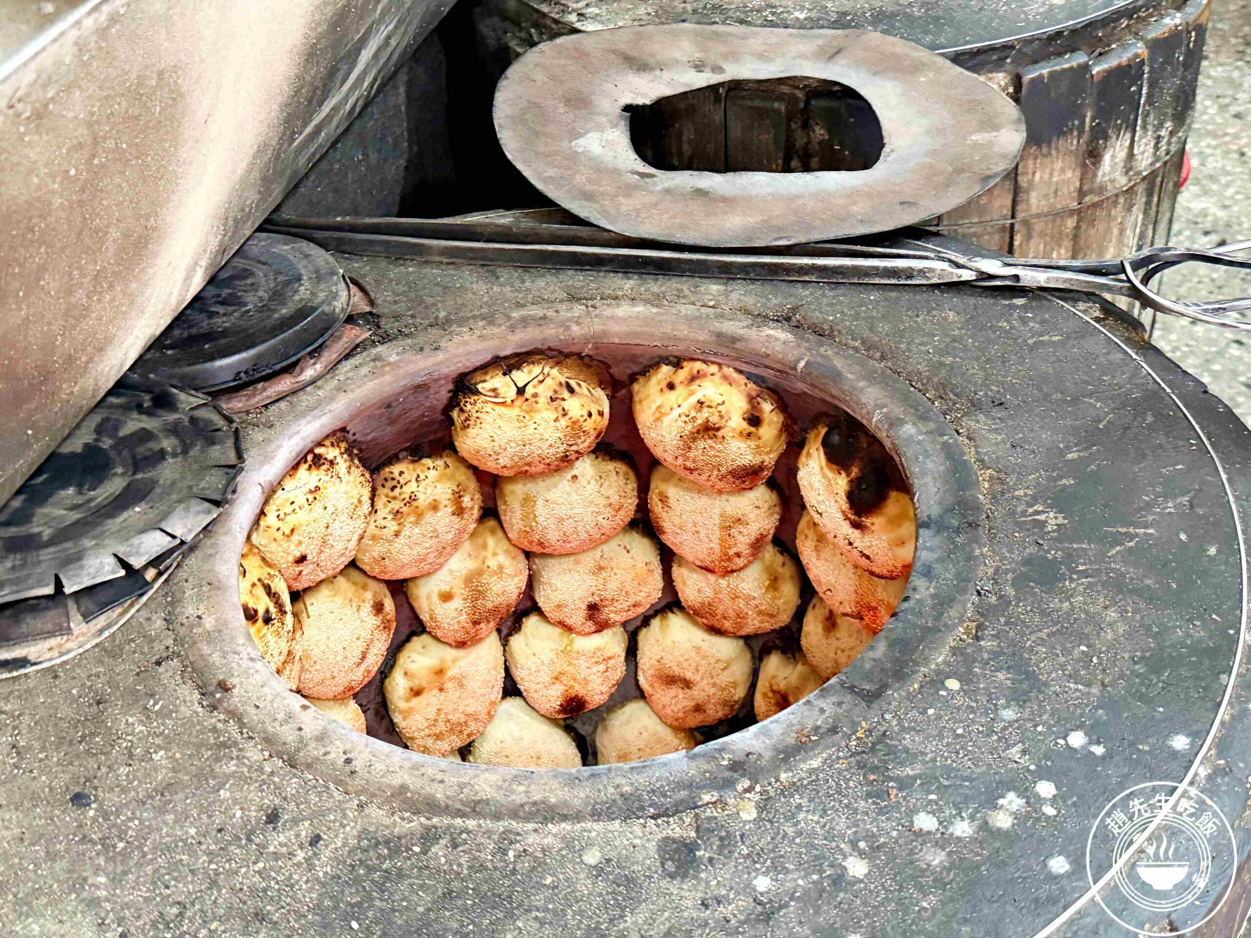 【南港美食】南港老張炭烤燒餅店，15元酥餅銅板價必吃，胡椒餅多肉又多汁推薦(菜單) @趙先生吃飯