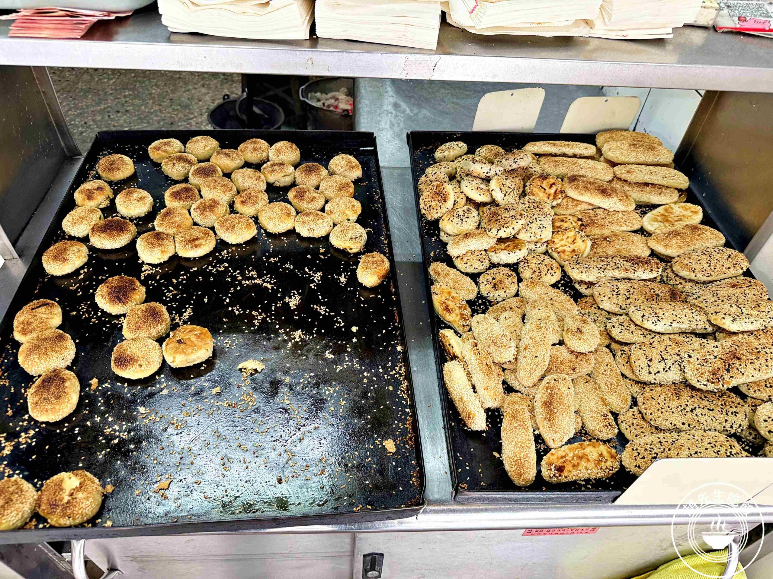 【南港美食】南港老張炭烤燒餅店，15元酥餅銅板價必吃，胡椒餅多肉又多汁推薦(菜單) @趙先生吃飯