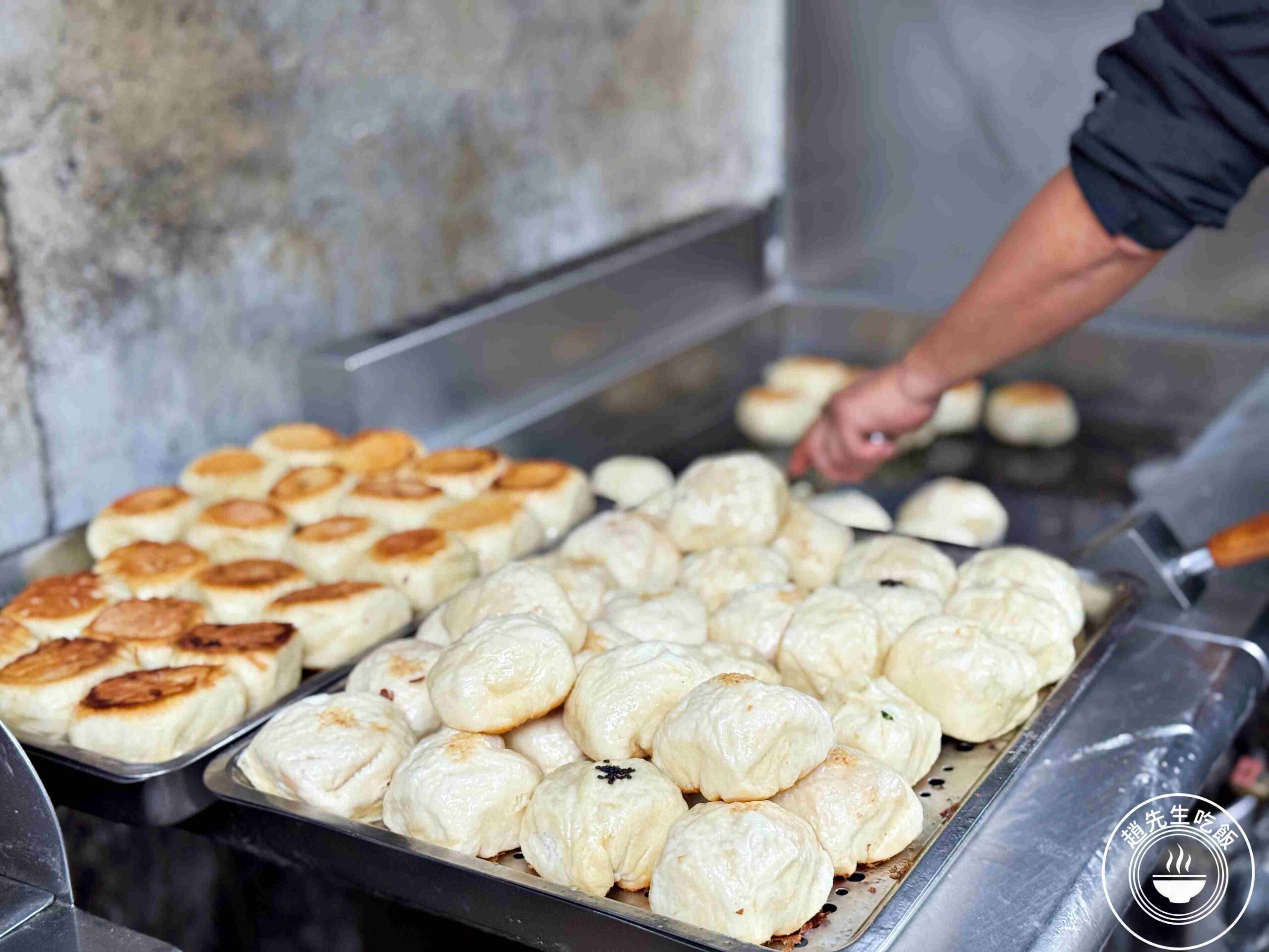 【南港美食】傳說水煎包，巷弄內的人氣排隊小吃，七種口味都好吃推薦(菜單) @趙先生吃飯