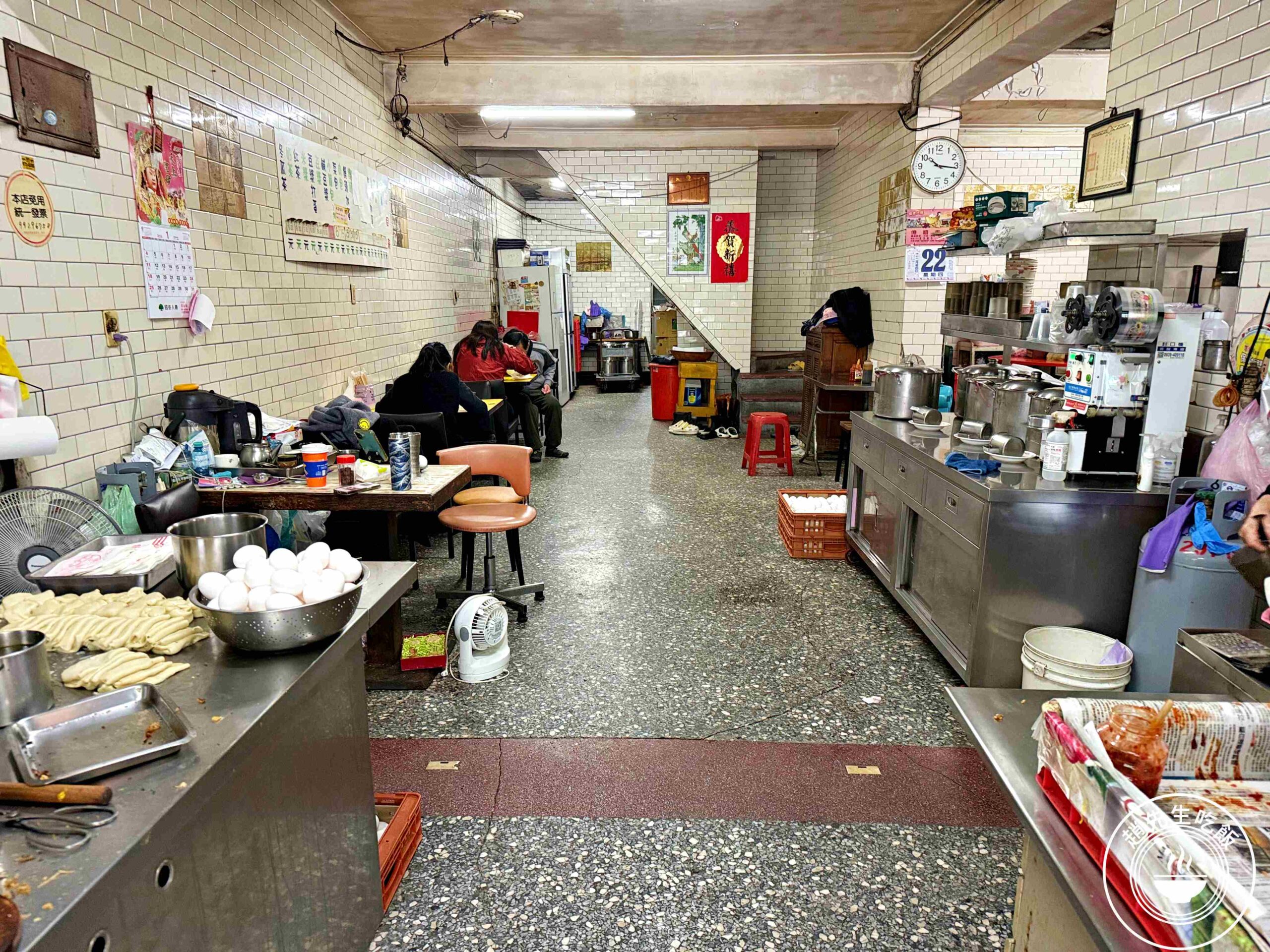 【三重美食】仁愛豆漿店、鐵夾蛋餅，躲在巷弄裡的酥脆半煎炸蛋餅有夠香推薦(菜單) @趙先生吃飯