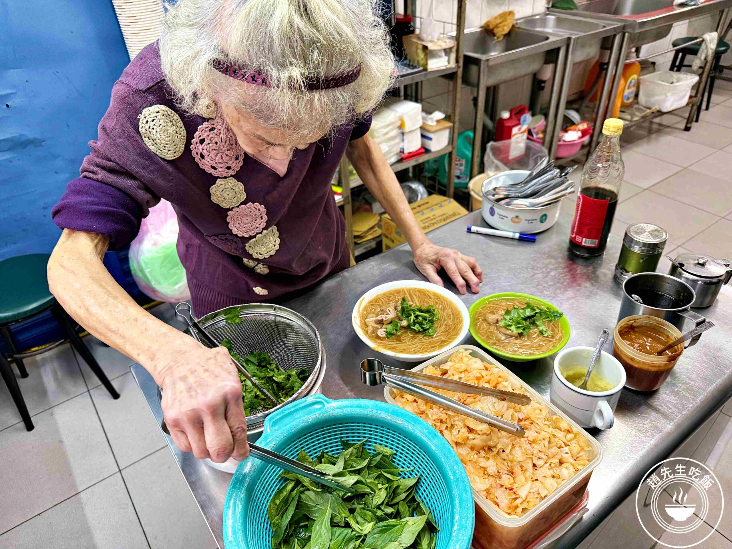 【三重美食】阿桑大腸麵線，在地40年好吃麵線老店，九層塔香菜泡菜無限續加推薦(菜單) @趙先生吃飯