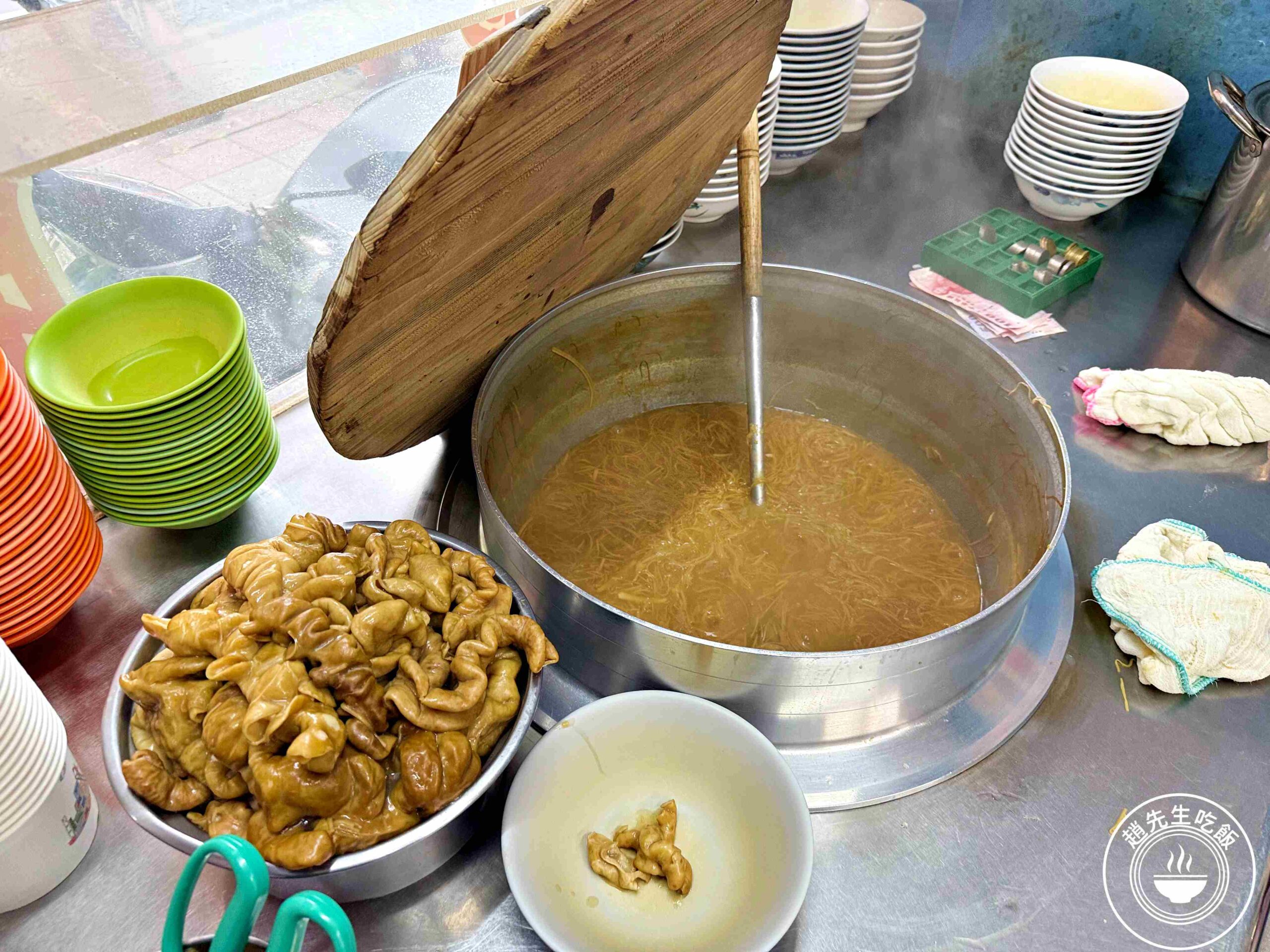 【三重美食】阿桑大腸麵線，在地40年好吃麵線老店，九層塔香菜泡菜無限續加推薦(菜單) @趙先生吃飯