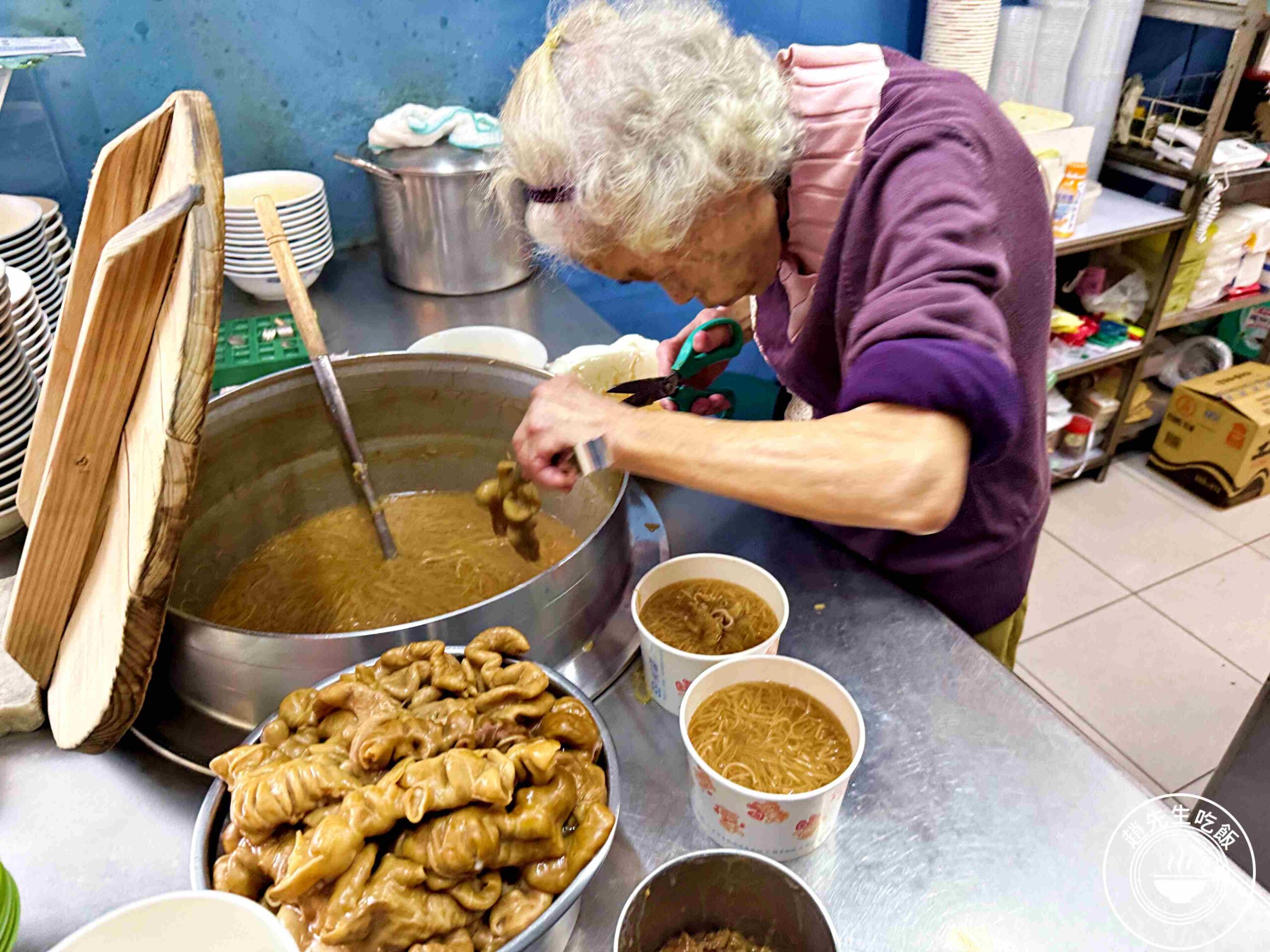 【三重美食】阿桑大腸麵線，在地40年好吃麵線老店，九層塔香菜泡菜無限續加推薦(菜單) @趙先生吃飯