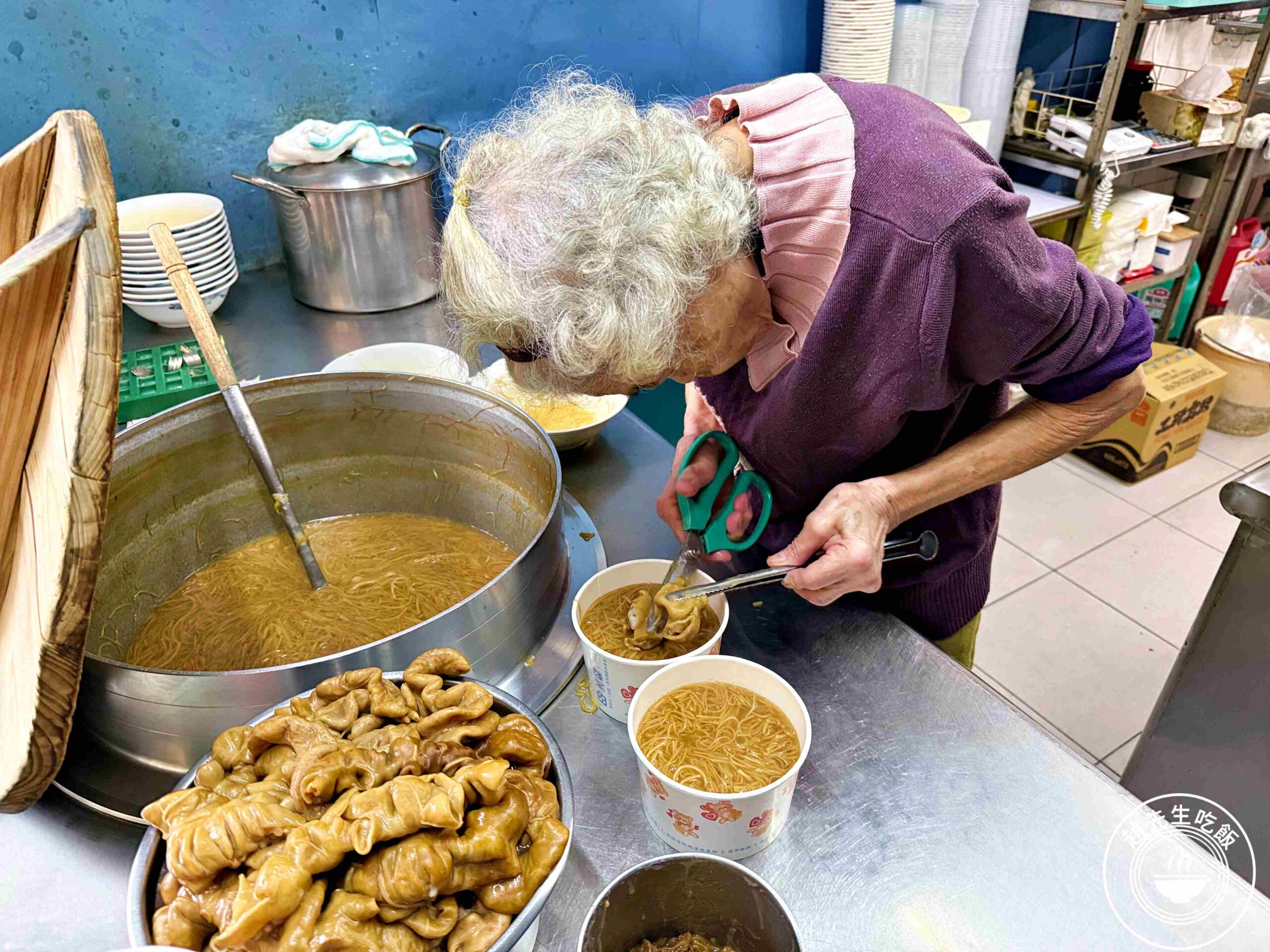 【三重美食】阿桑大腸麵線，在地40年好吃麵線老店，九層塔香菜泡菜無限續加推薦(菜單) @趙先生吃飯