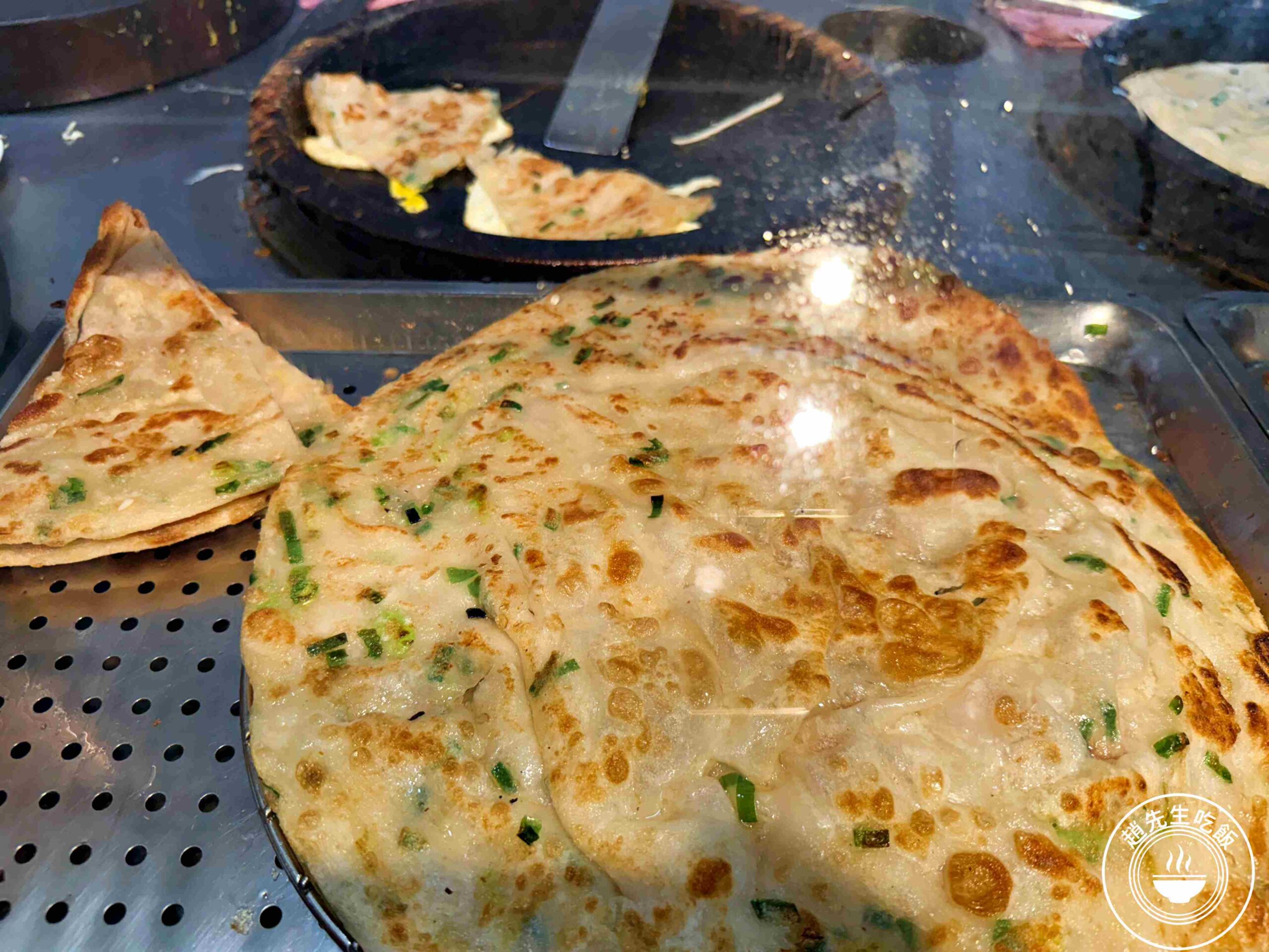 【三重美食】陳記蔥油餅，一份20元，現桿現煎，酥脆不油膩超好吃又便宜蔥油餅推薦(菜單) @趙先生吃飯