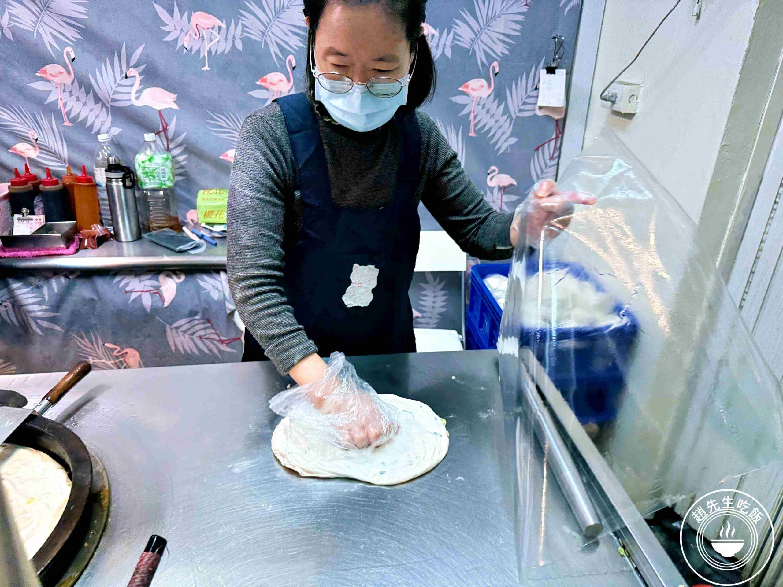 【三重美食】陳記蔥油餅，一份20元，現桿現煎，酥脆不油膩超好吃又便宜蔥油餅推薦(菜單) @趙先生吃飯