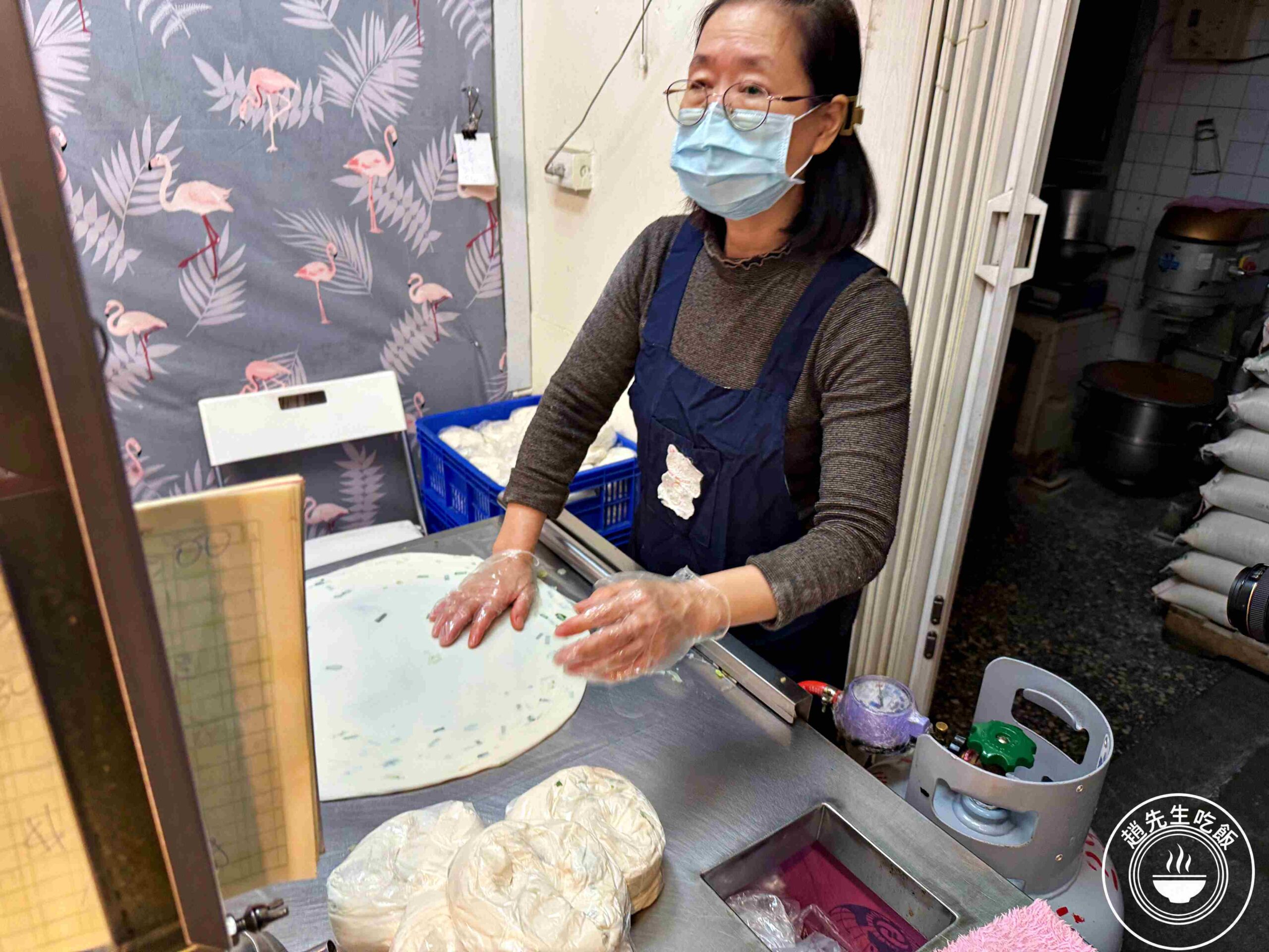 【三重美食】陳記蔥油餅，一份20元，現桿現煎，酥脆不油膩超好吃又便宜蔥油餅推薦(菜單) @趙先生吃飯