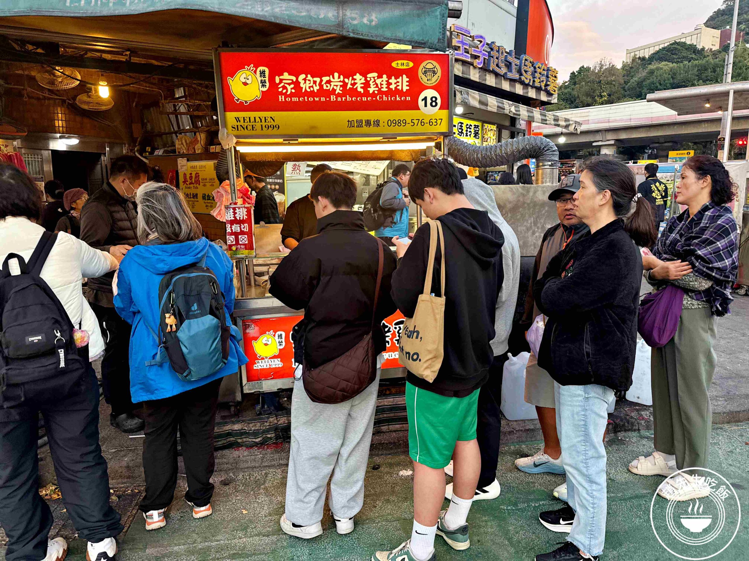 【士林夜市美食】家鄉碳烤雞排士林店，先炸後烤多汁雞排完勝豪大大推薦(菜單) @趙先生吃飯