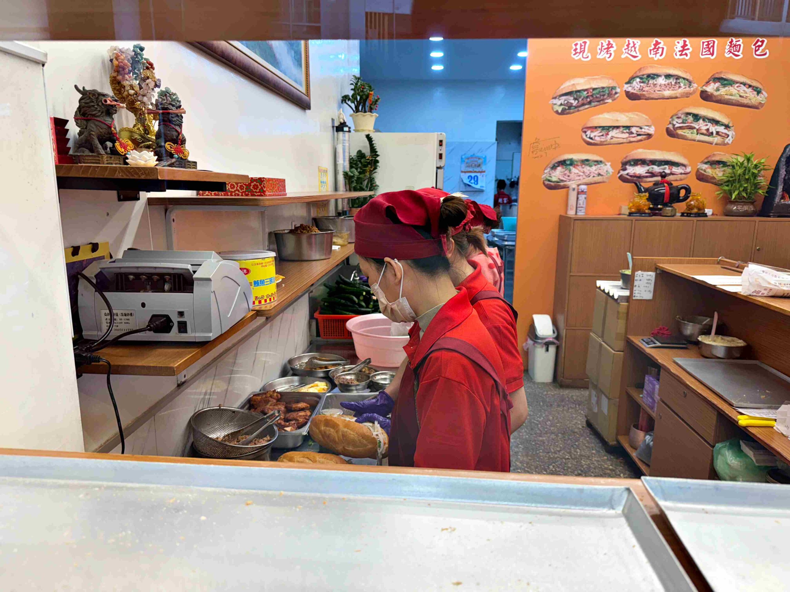 【天母美食】越富越南法國麵包，500碗認證的極致酥脆最強麵包推薦 (菜單) @趙先生吃飯