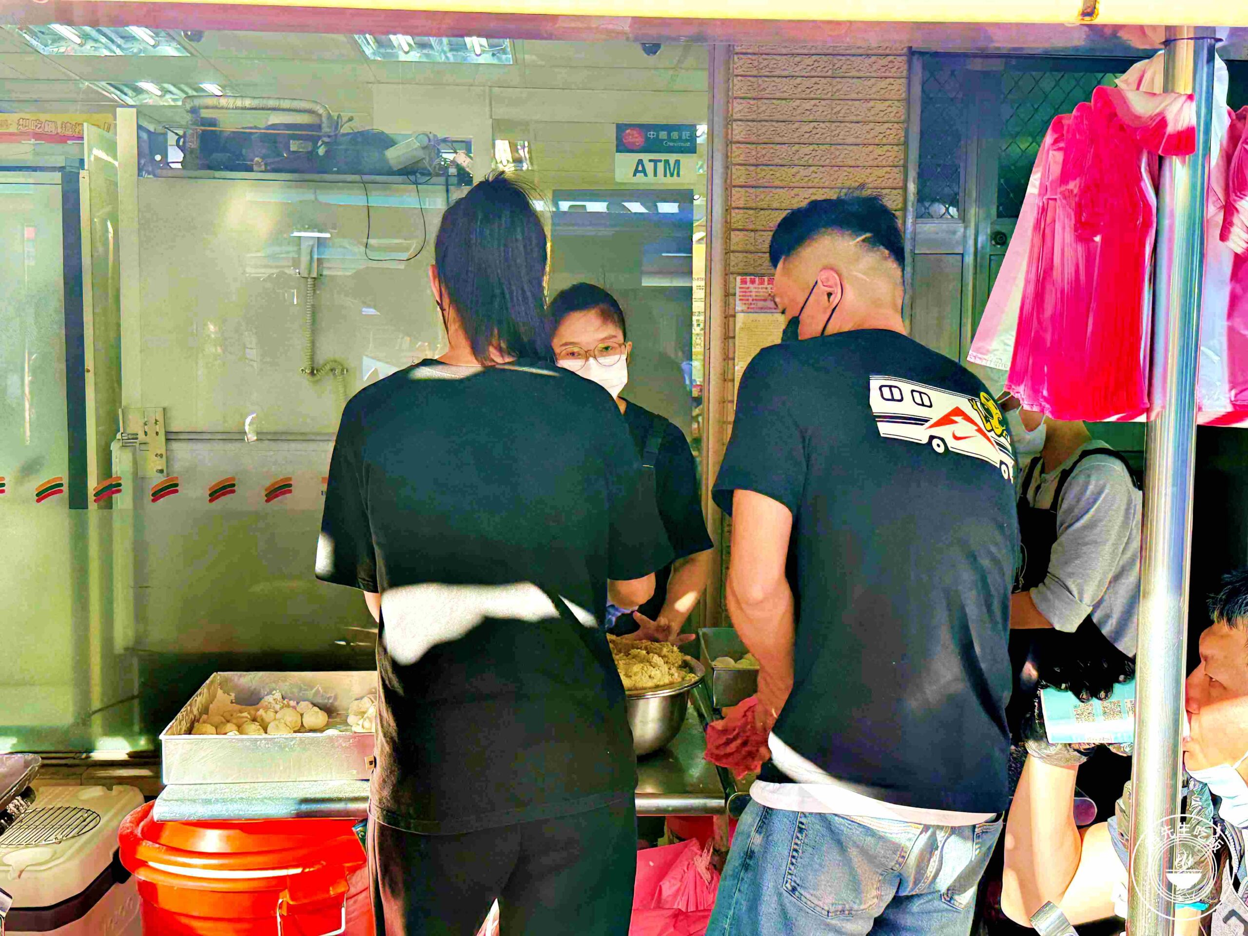 【石牌美食】ㄚ川水煎包，在地人排隊的8元老店，高麗菜蝦米香非常厲害(菜單) @趙先生吃飯