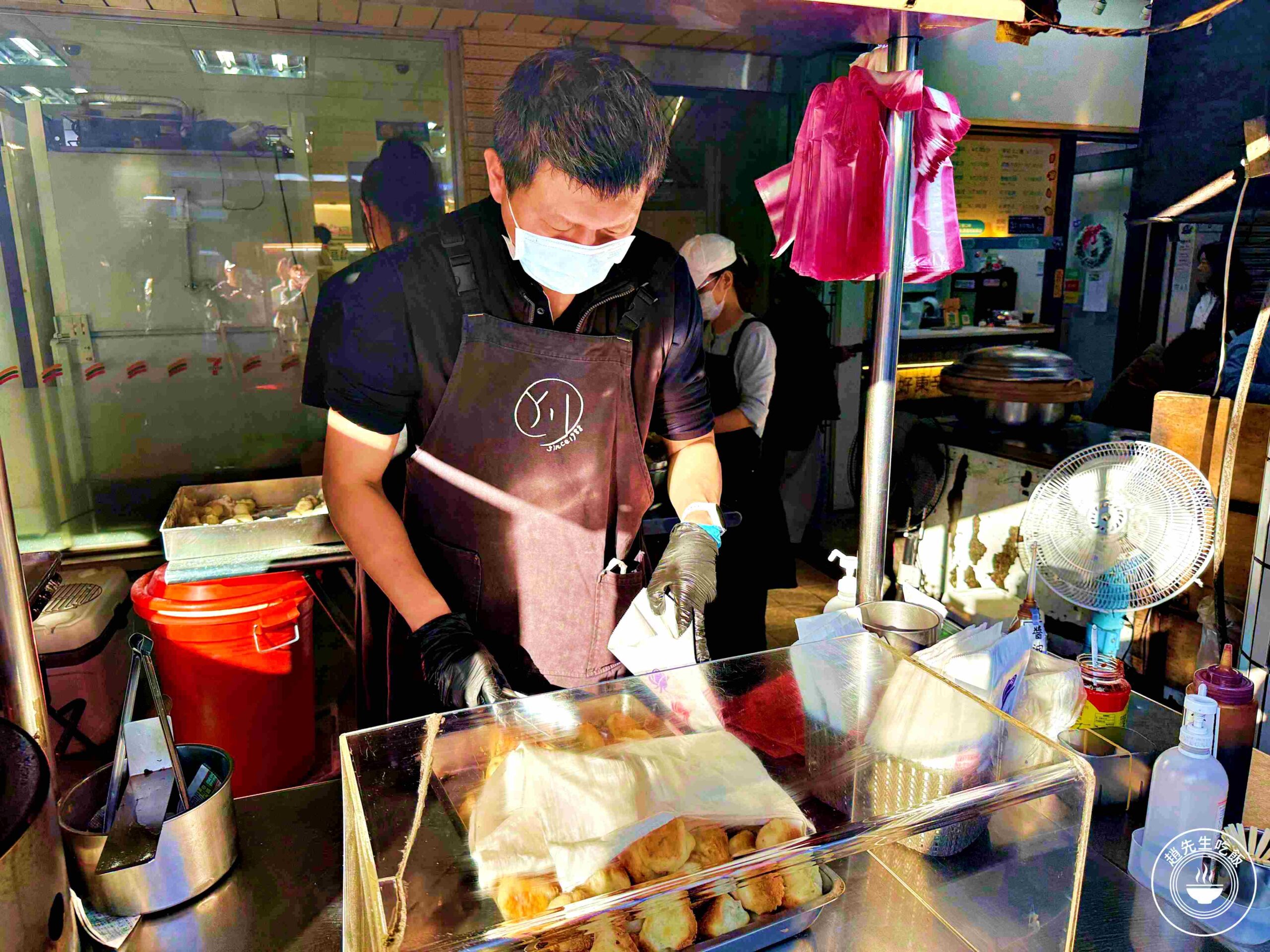 【石牌美食】ㄚ川水煎包，在地人排隊的8元老店，高麗菜蝦米香非常厲害(菜單) @趙先生吃飯