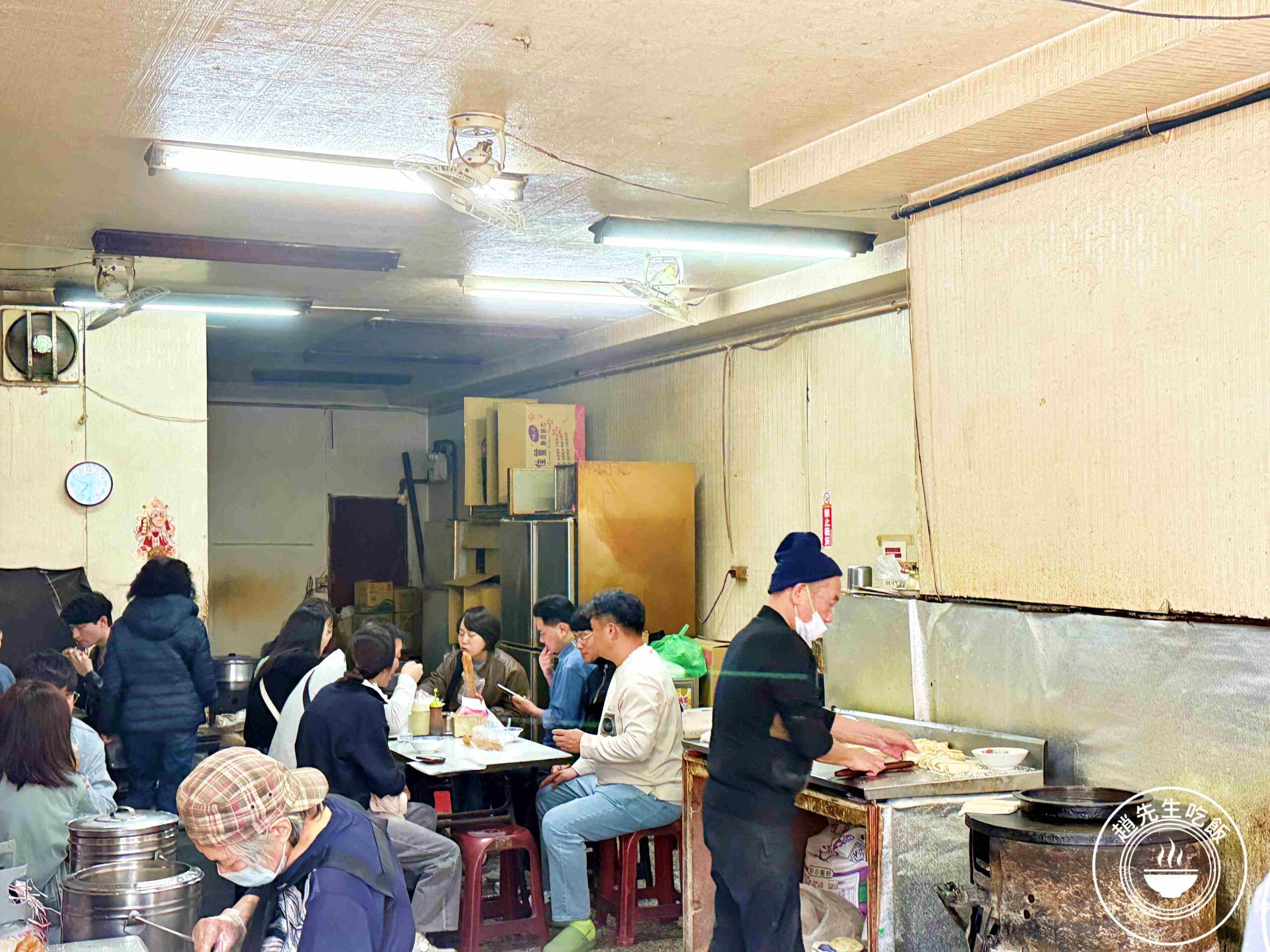 【龍山寺美食】原西園橋下燒餅油條，一套只要30元太佛心，現做酥脆口感推薦(菜單) @趙先生吃飯