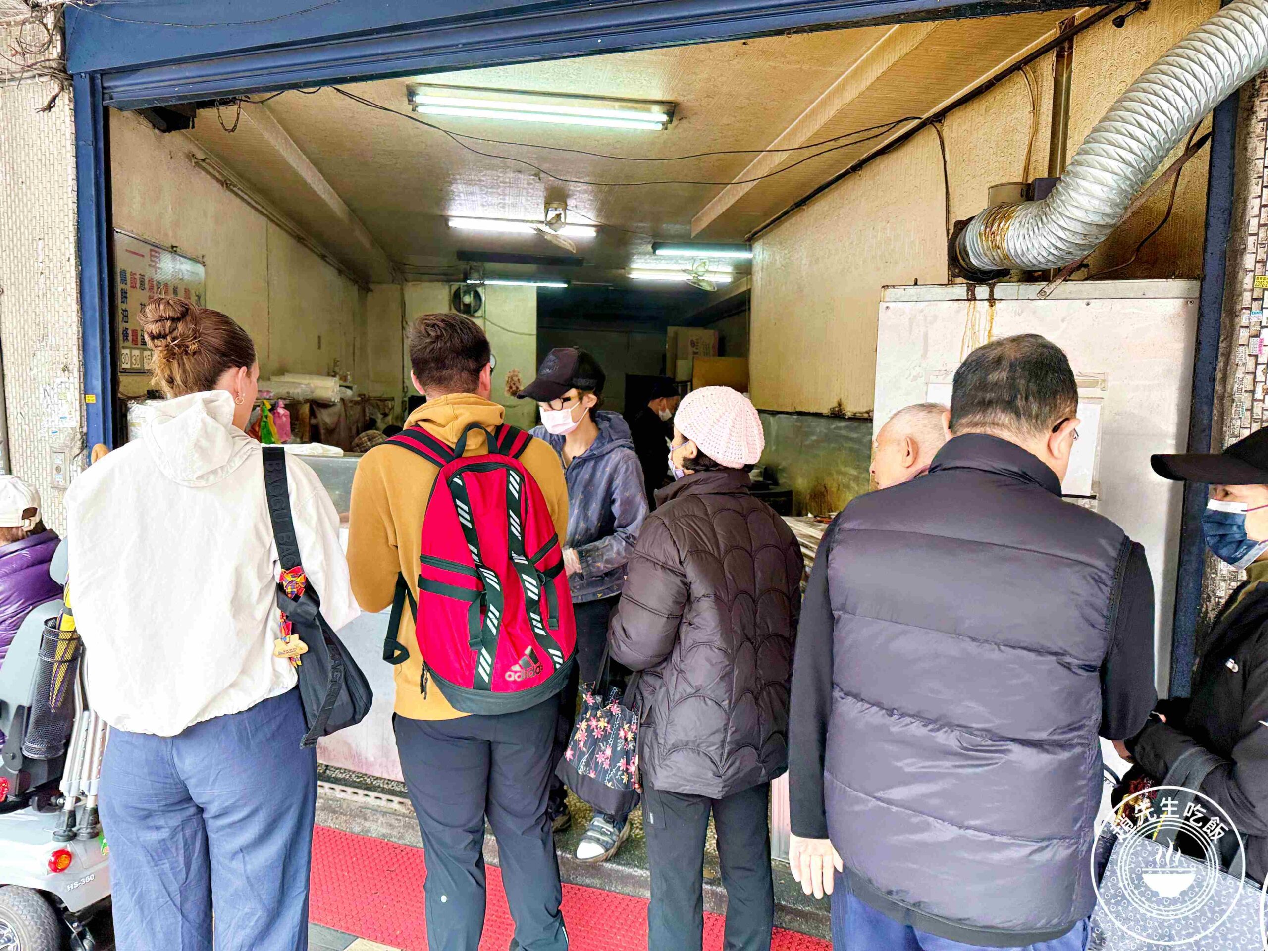 【龍山寺美食】原西園橋下燒餅油條，一套只要30元太佛心，現做酥脆口感推薦(菜單) @趙先生吃飯