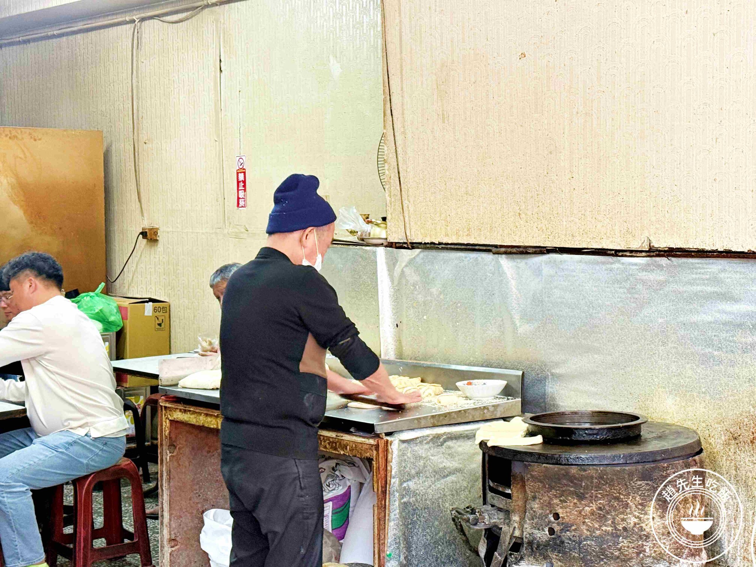 【龍山寺美食】原西園橋下燒餅油條，一套只要30元太佛心，現做酥脆口感推薦(菜單) @趙先生吃飯