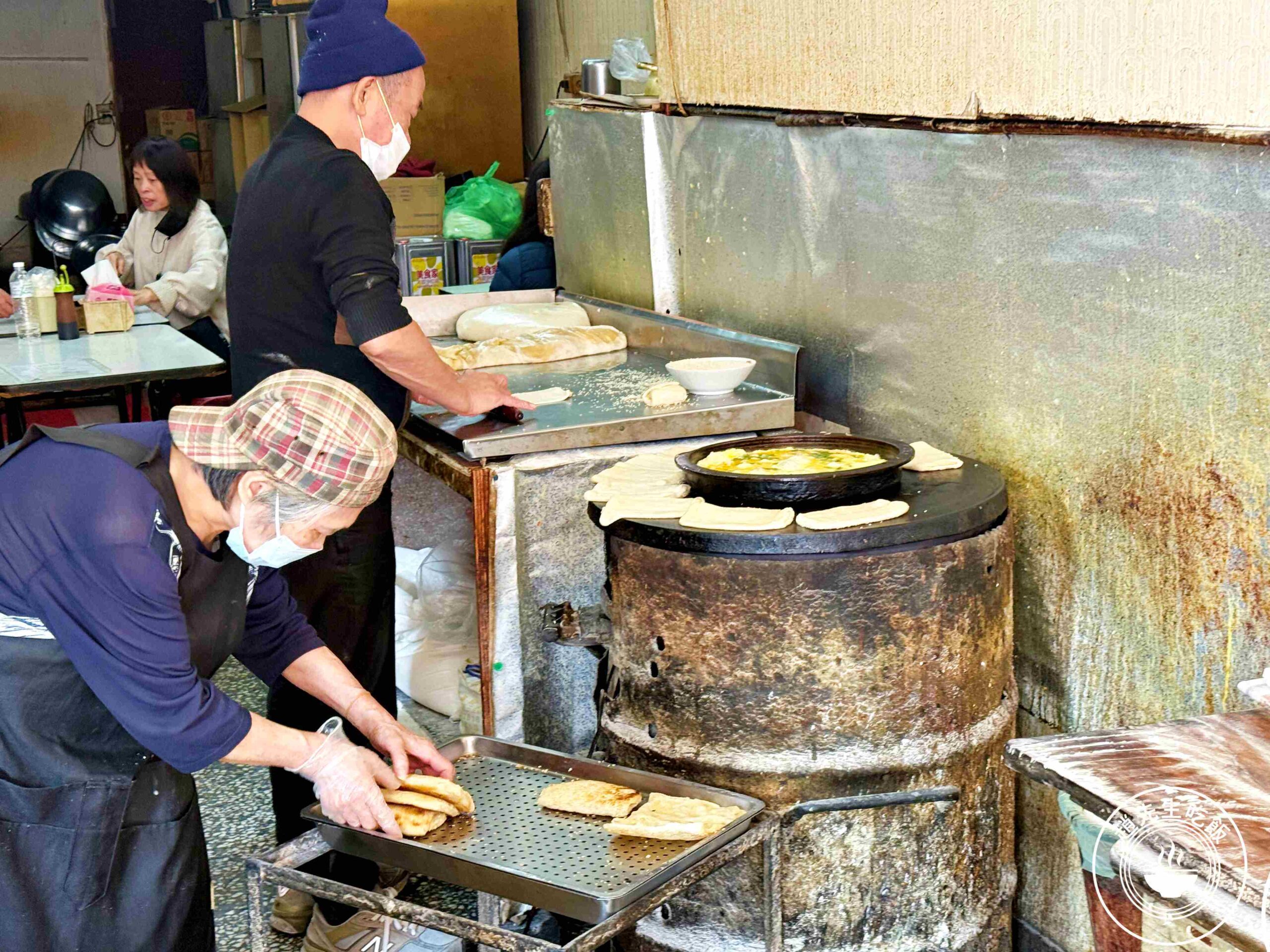 【龍山寺美食】原西園橋下燒餅油條，一套只要30元太佛心，現做酥脆口感推薦(菜單) @趙先生吃飯